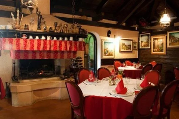 Restaurant/places to eat in Hotel Makin