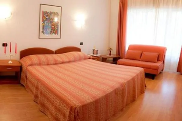 Day, Bed in Hotel Makin