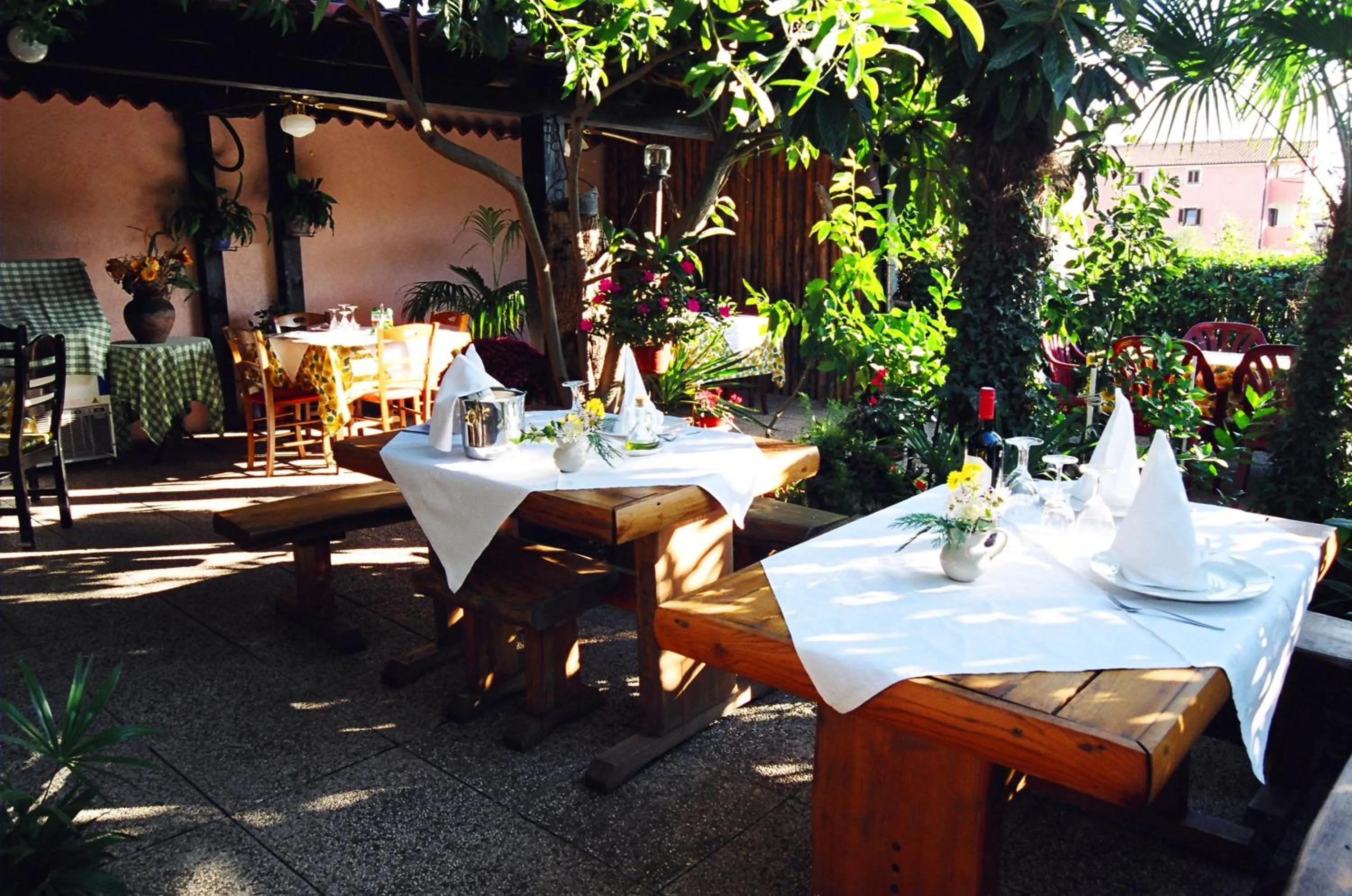 Restaurant/places to eat in Hotel Makin