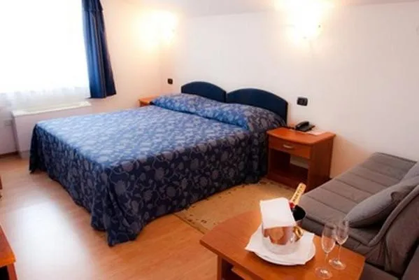 Day, Bed in Hotel Makin