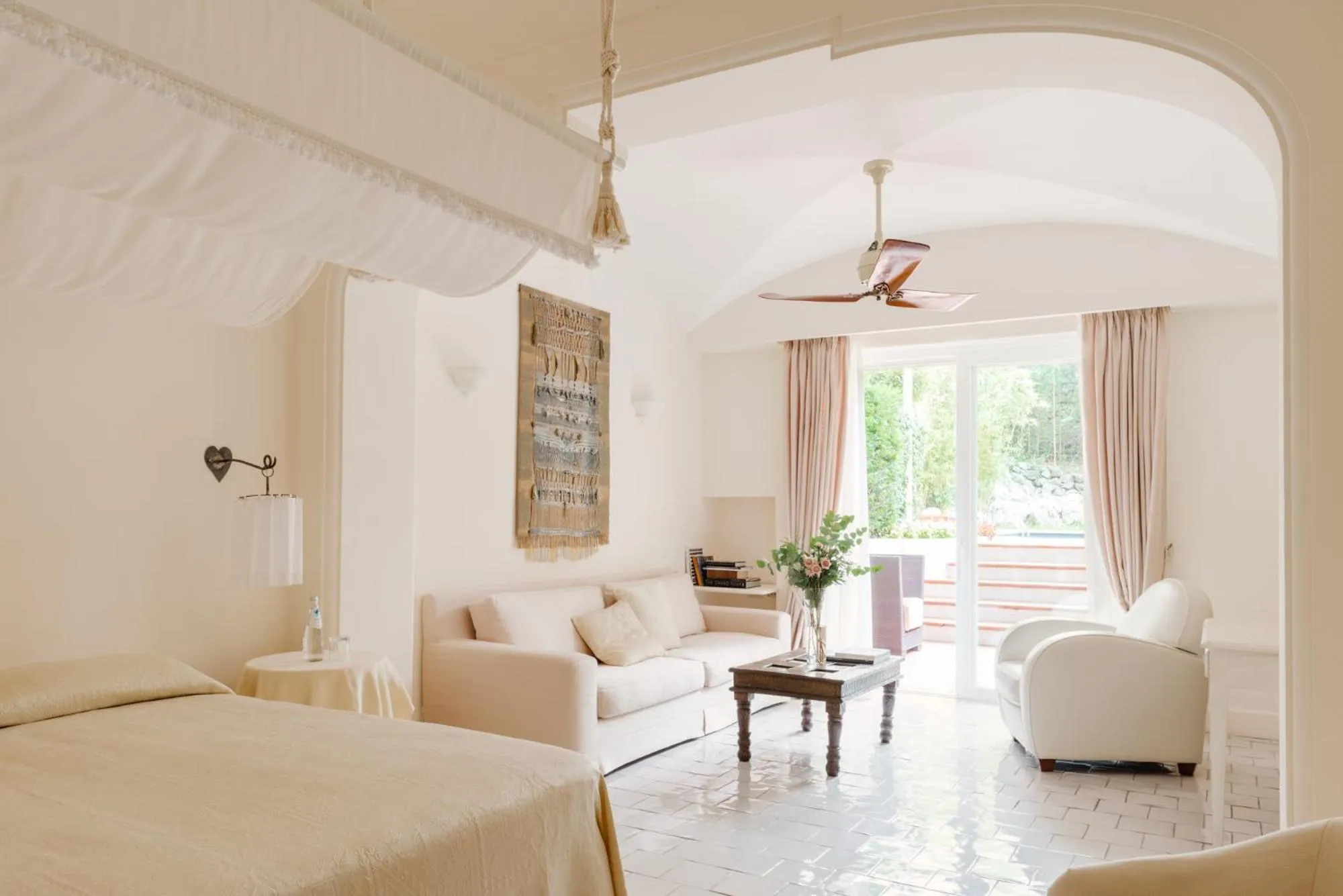 Living room, Bed in Jumeirah Capri Palace