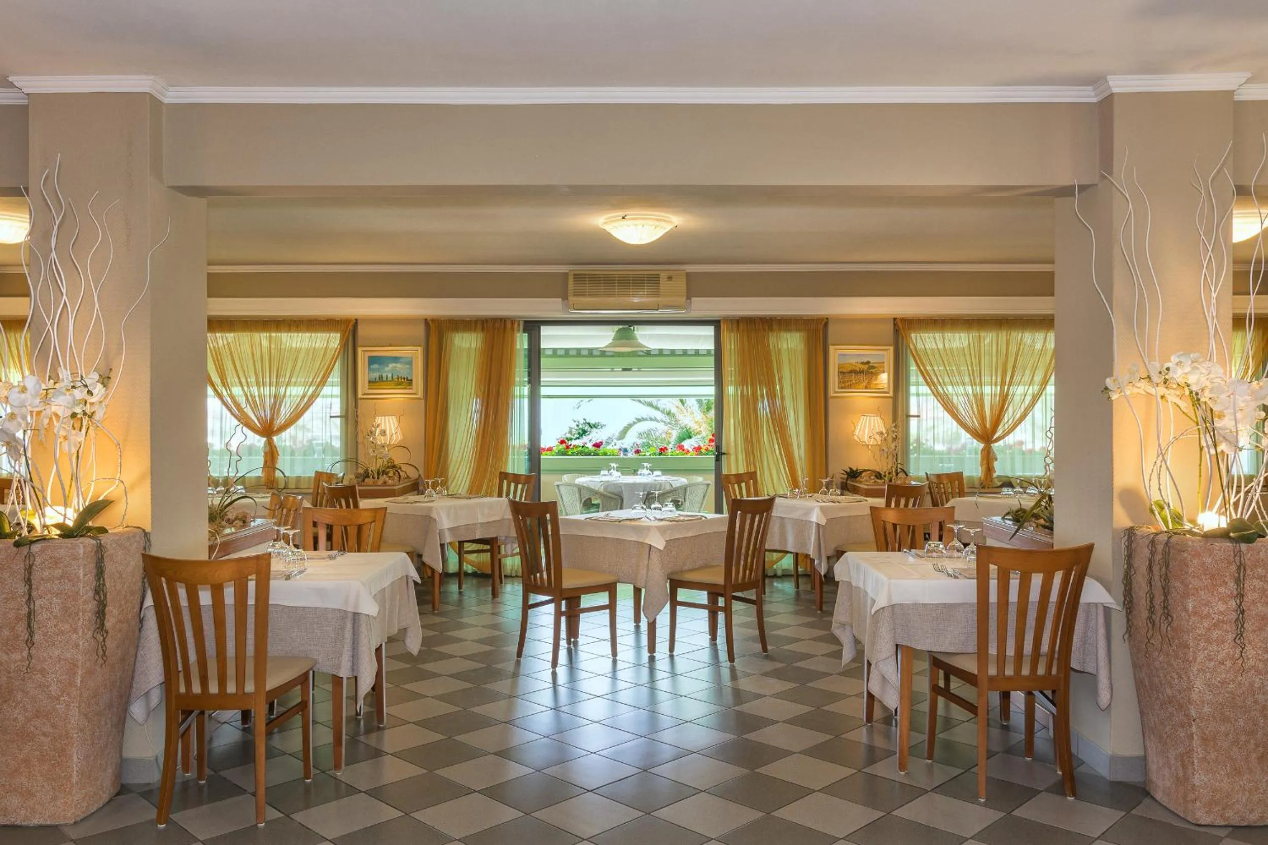 Restaurant/places to eat in Hotel Siesta