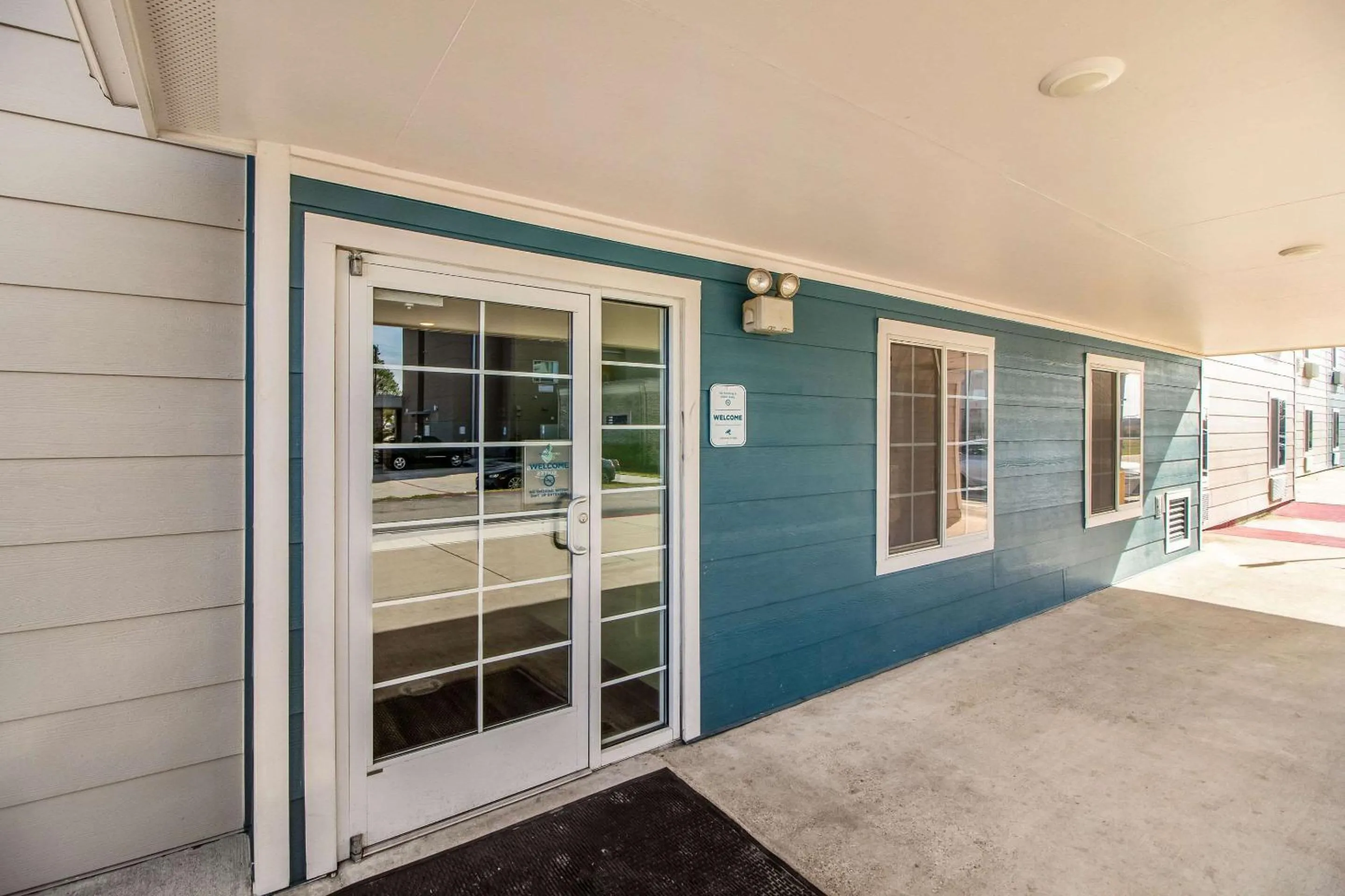 Property building in WoodSpring Suites Houston Baytown