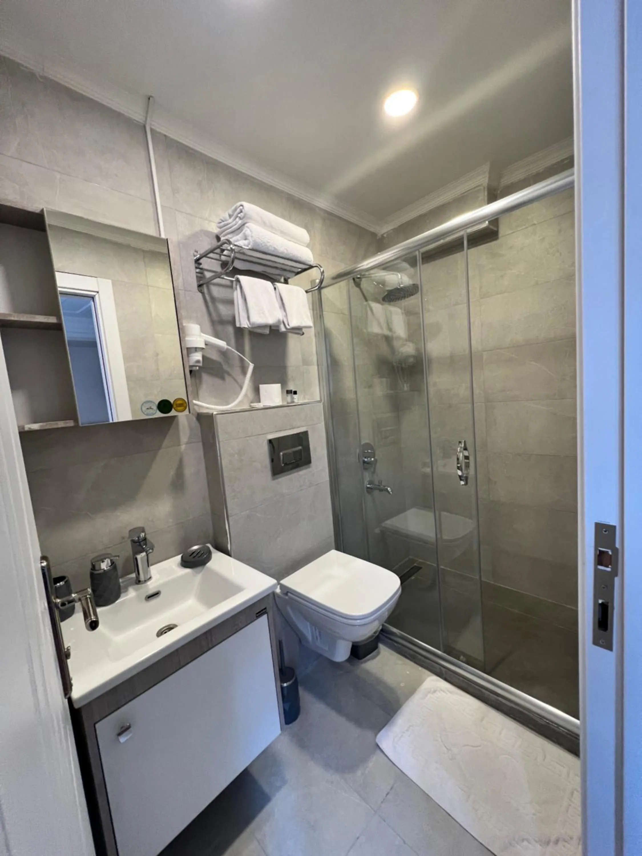 Shower in Ersari Hotel