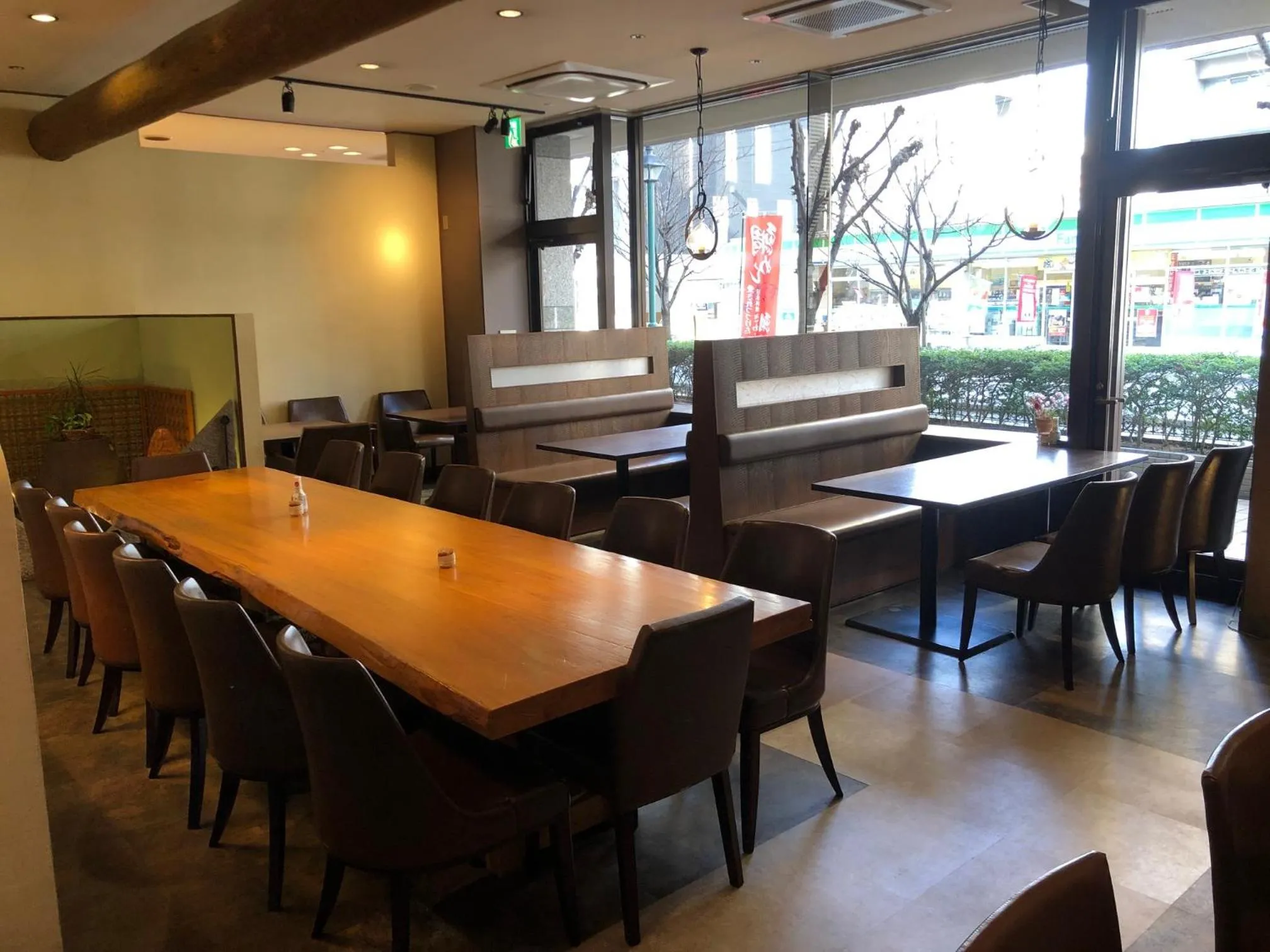 Restaurant/places to eat in Sky Hotel