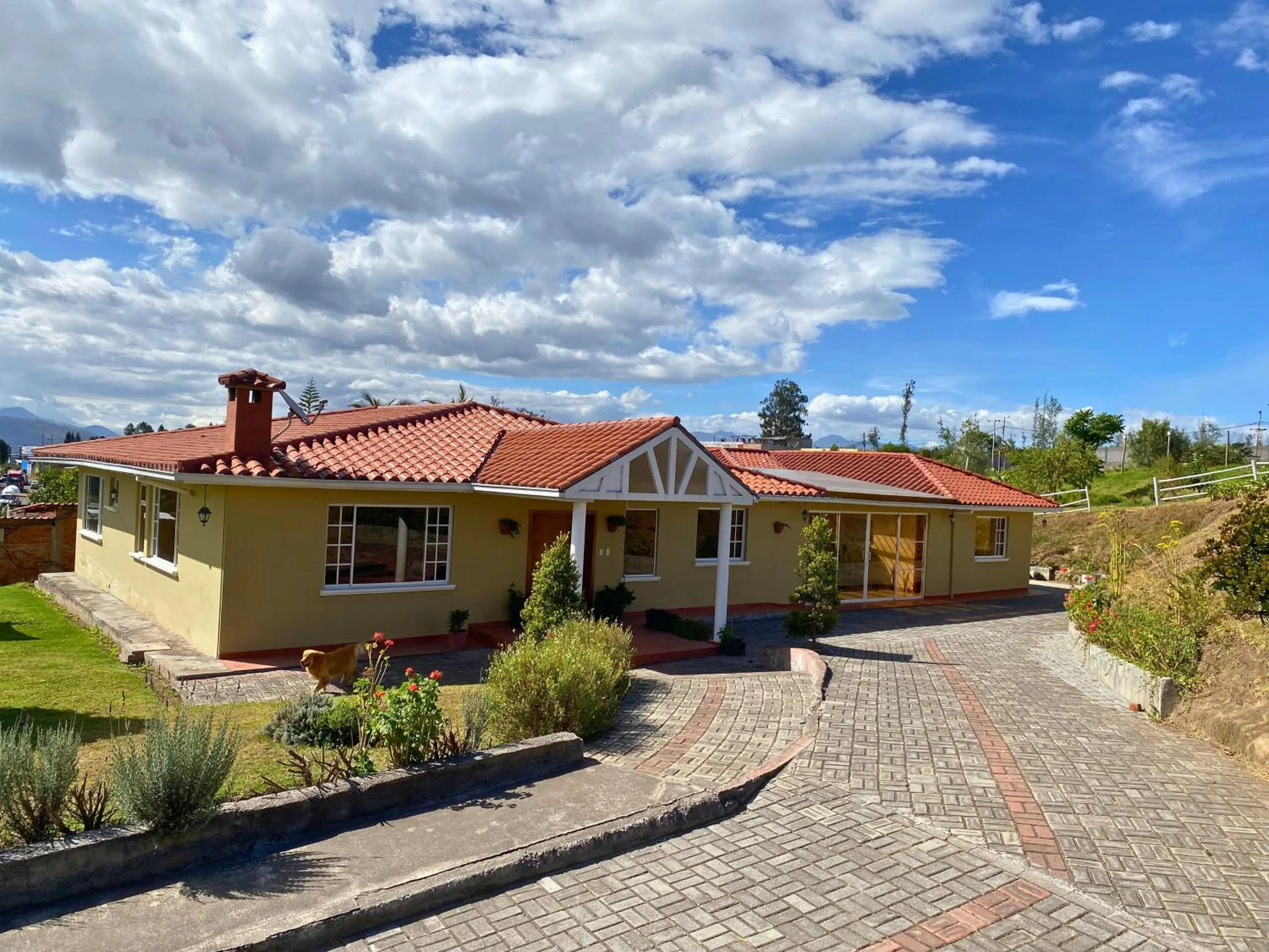 Property building in Las Hortensia's Casa De Huespedes