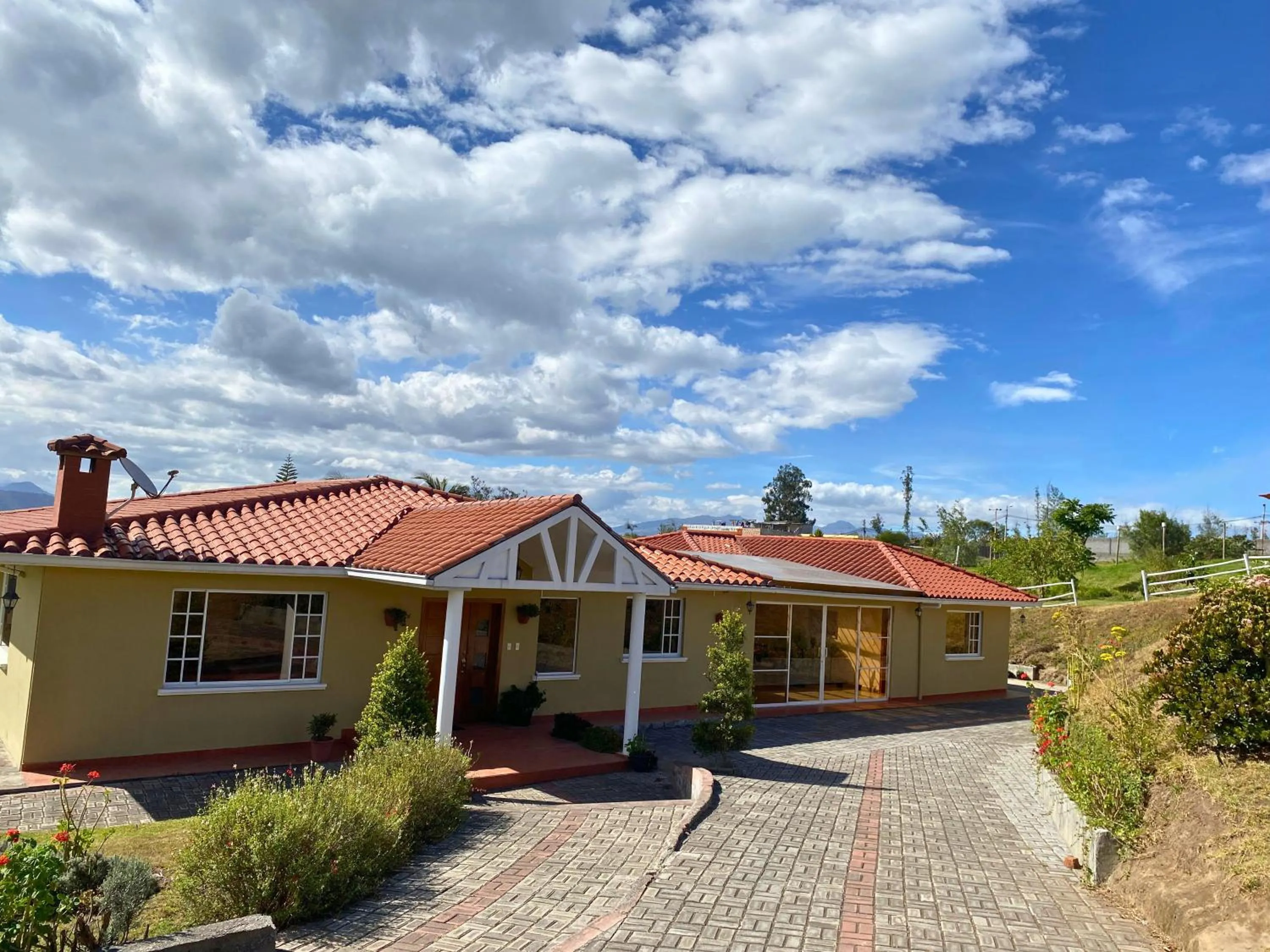 Property building in Las Hortensia's Casa De Huespedes