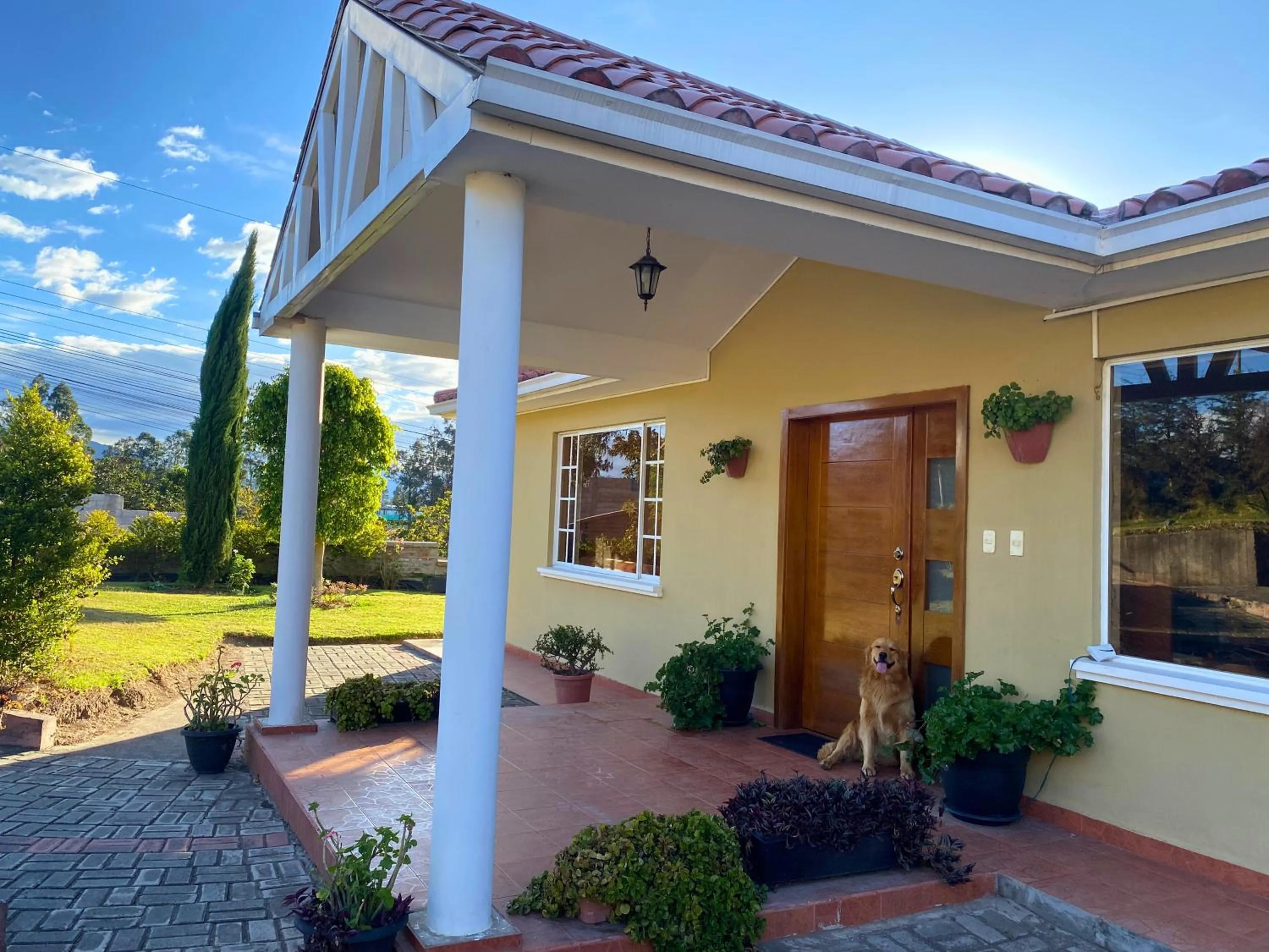 Property building in Las Hortensia's Casa De Huespedes
