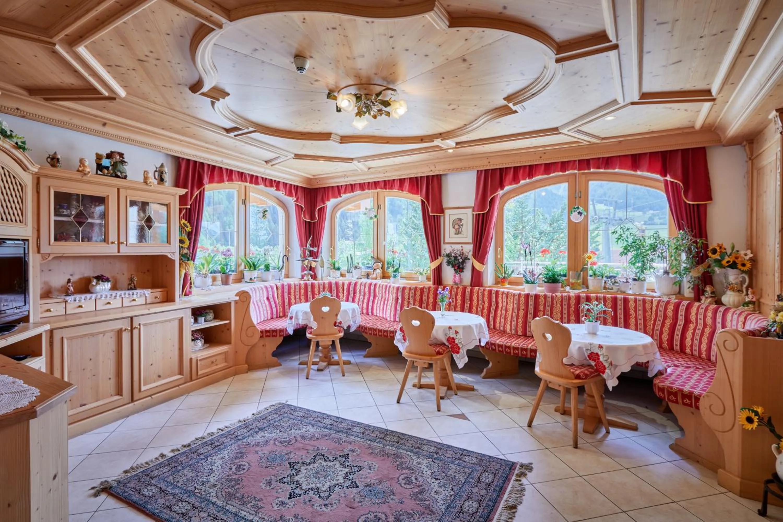 Communal lounge/ TV room in Alpenhotel Schönwald Superior