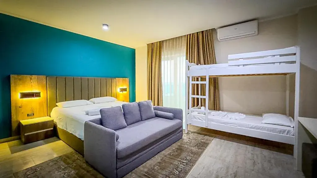 Quadruple Room with Sea View in Hotel Vivas Quadruple Room with Sea View in Hotel Vivas