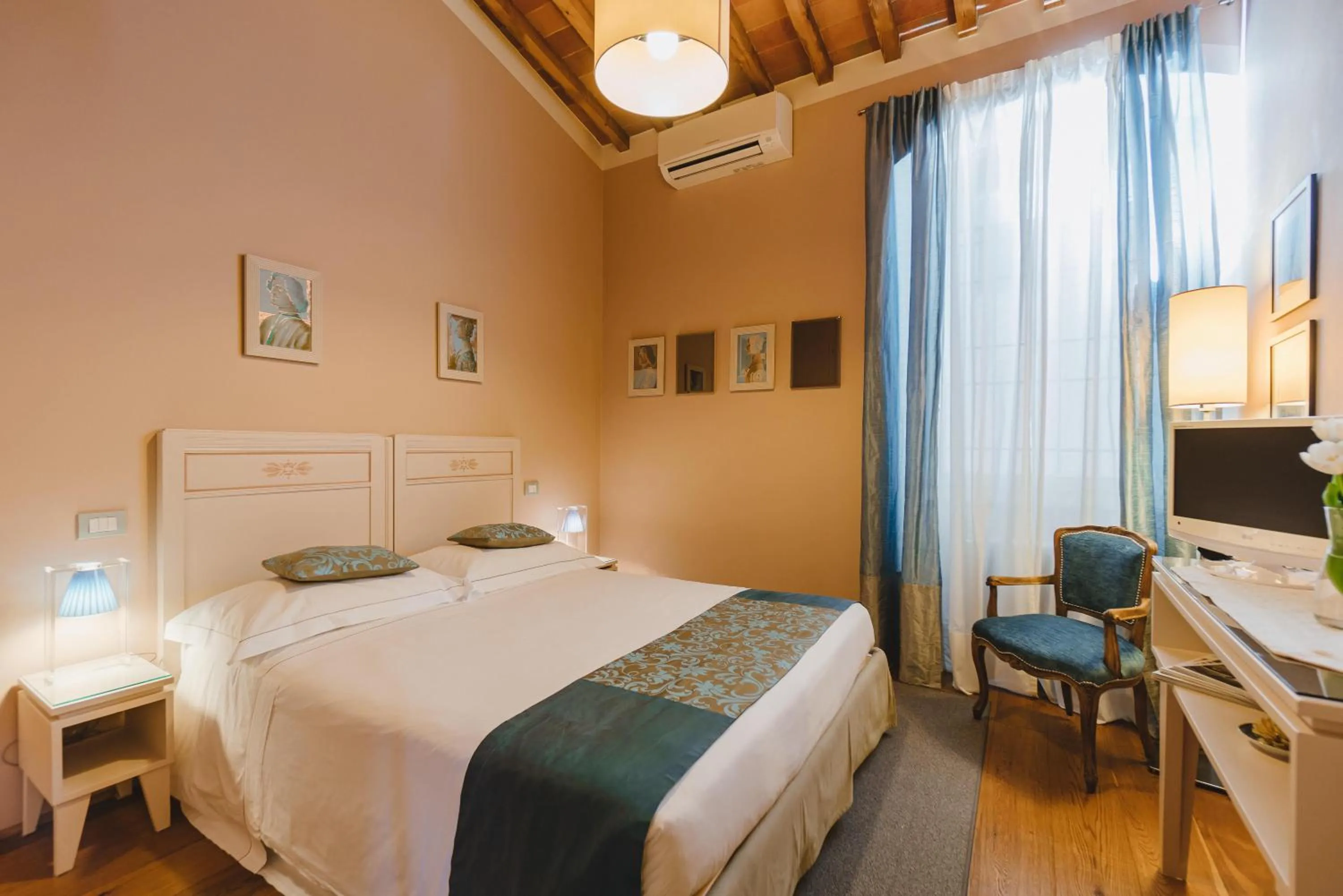 Bed in Duchess Boutique de Charme