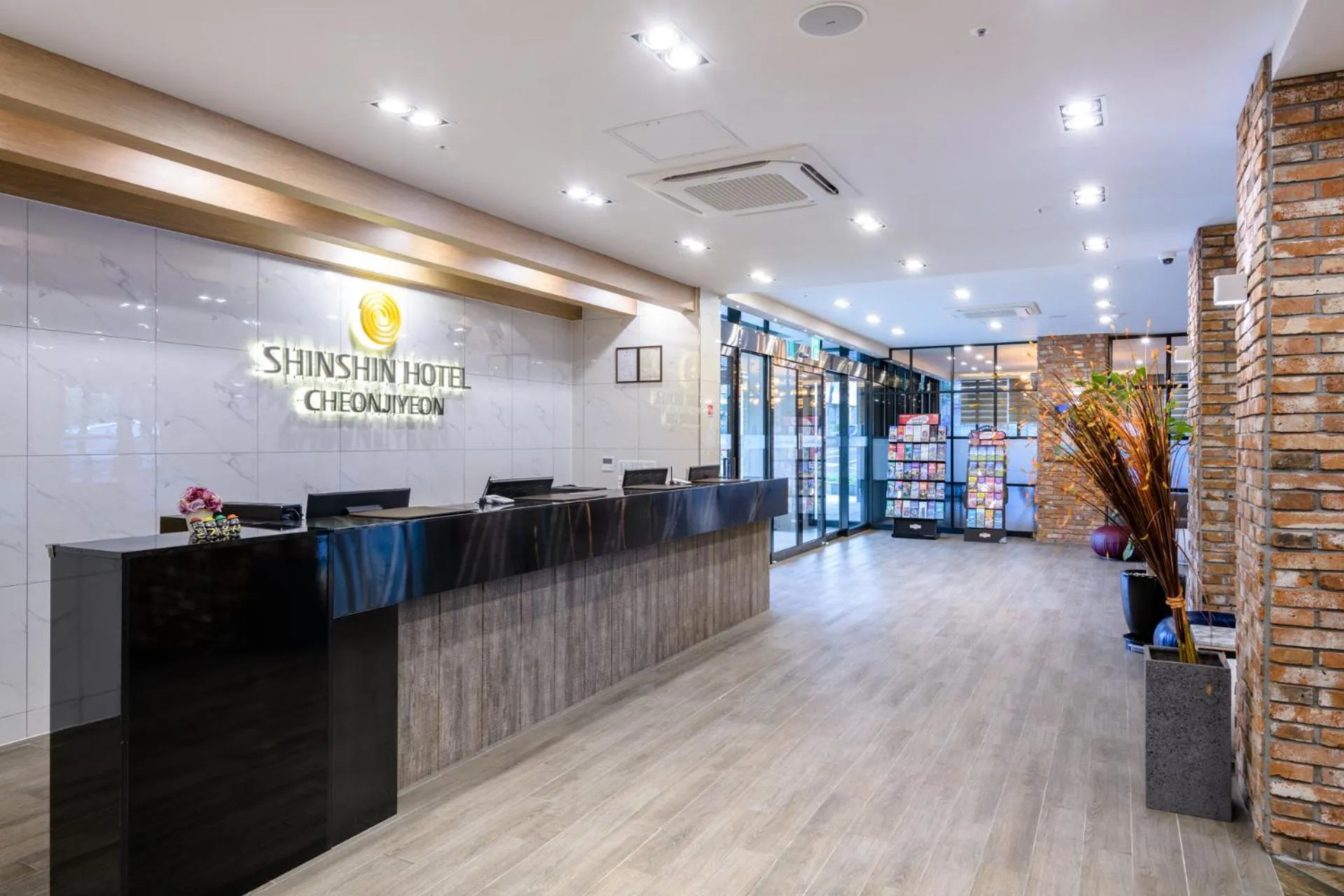 Lobby or reception in Shin Shin Hotel Cheonjiyeon