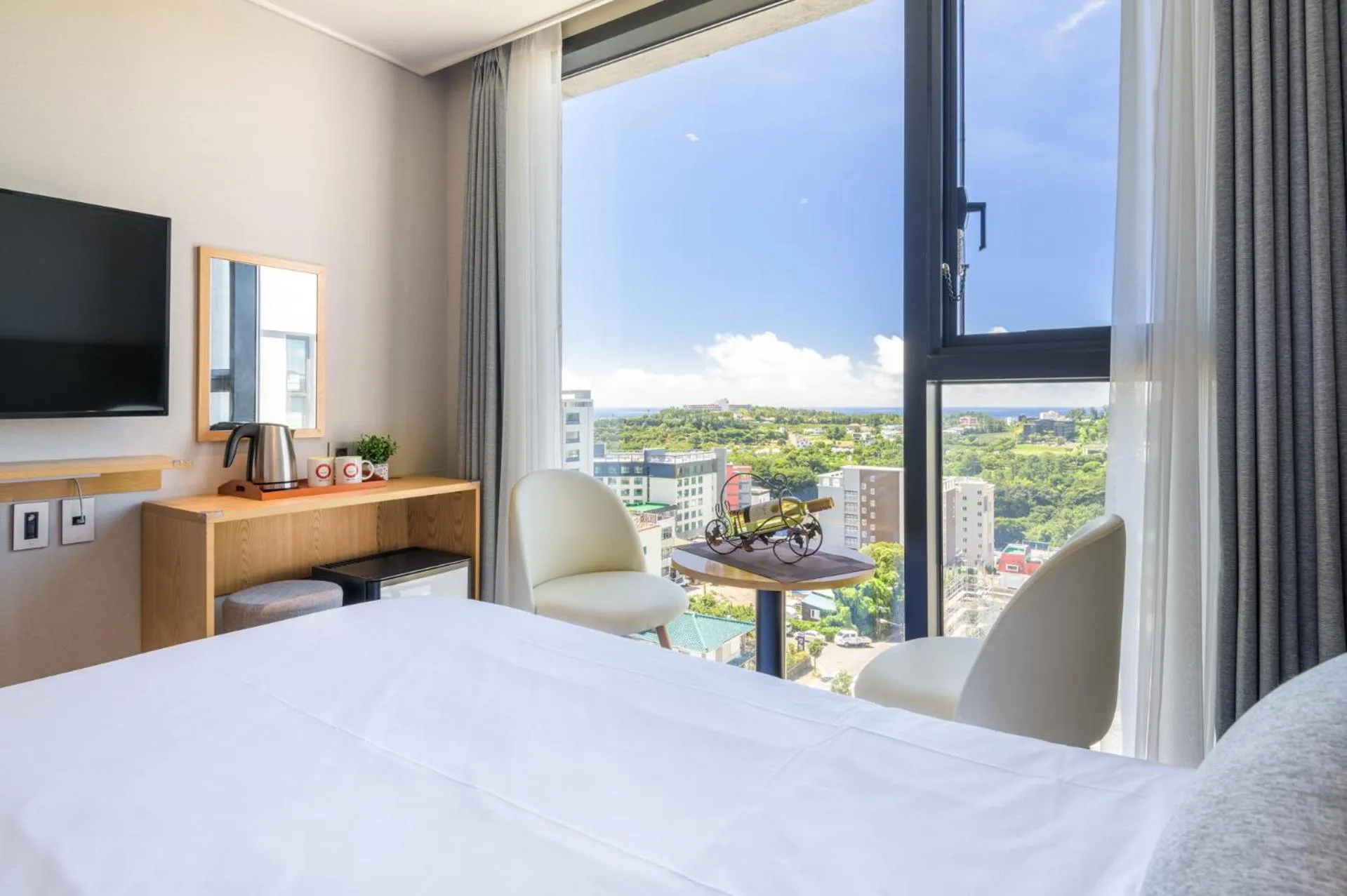 Seating area, Bed in Shin Shin Hotel Cheonjiyeon