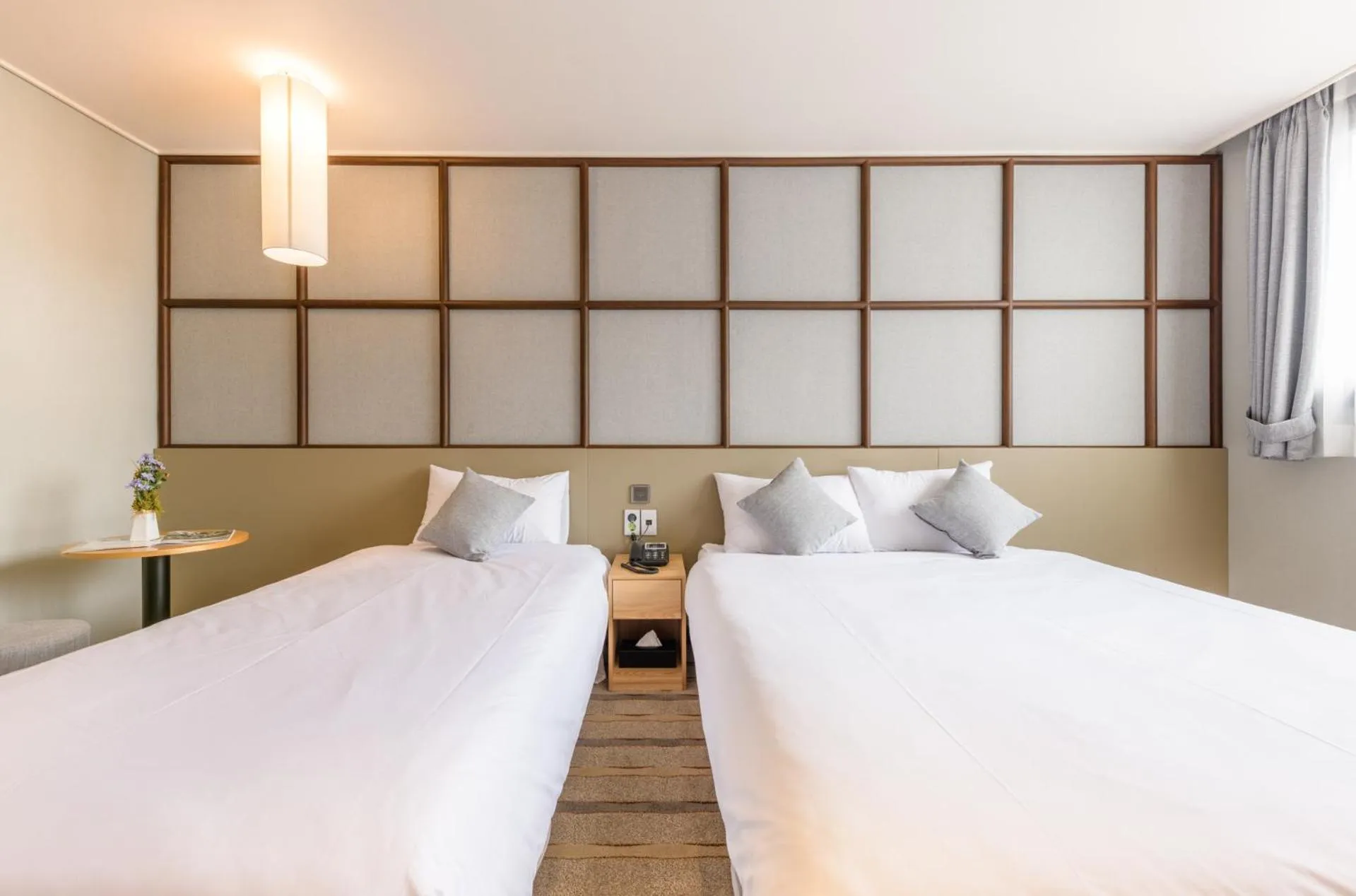 Bedroom, Bed in Shin Shin Hotel Cheonjiyeon