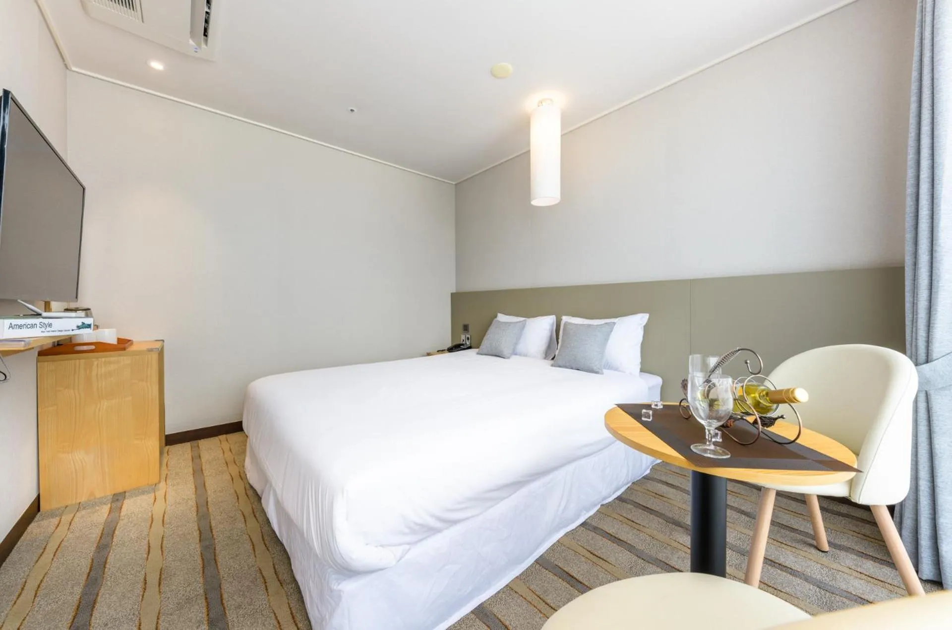 Bedroom, Bed in Shin Shin Hotel Cheonjiyeon