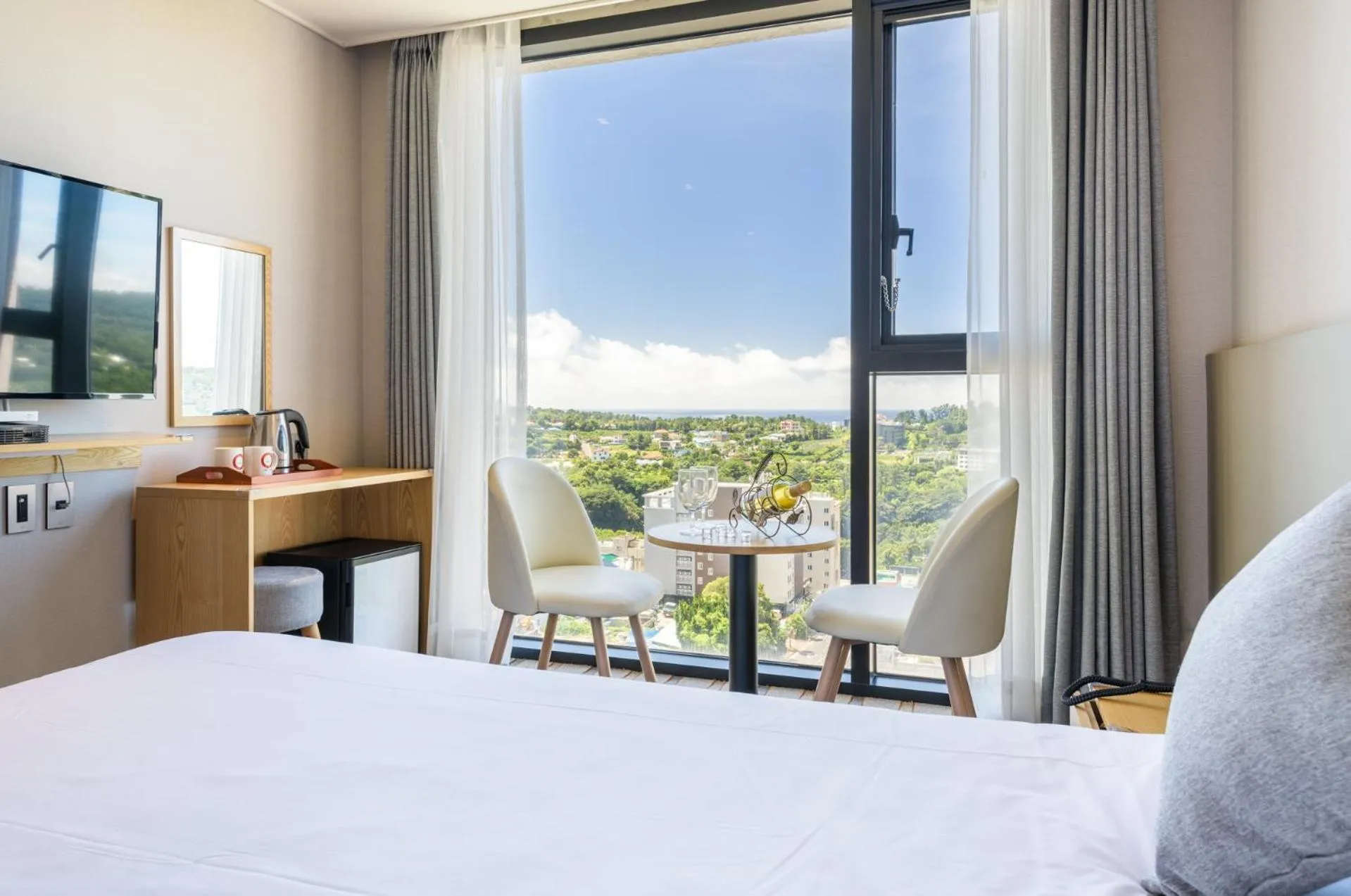 Bedroom, Bed in Shin Shin Hotel Cheonjiyeon