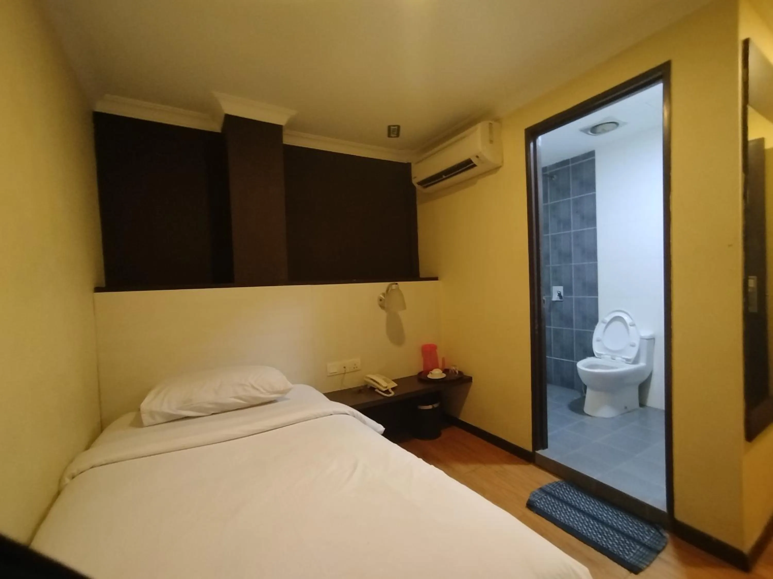 Shower, Bed in Hotel De Grand Orchard