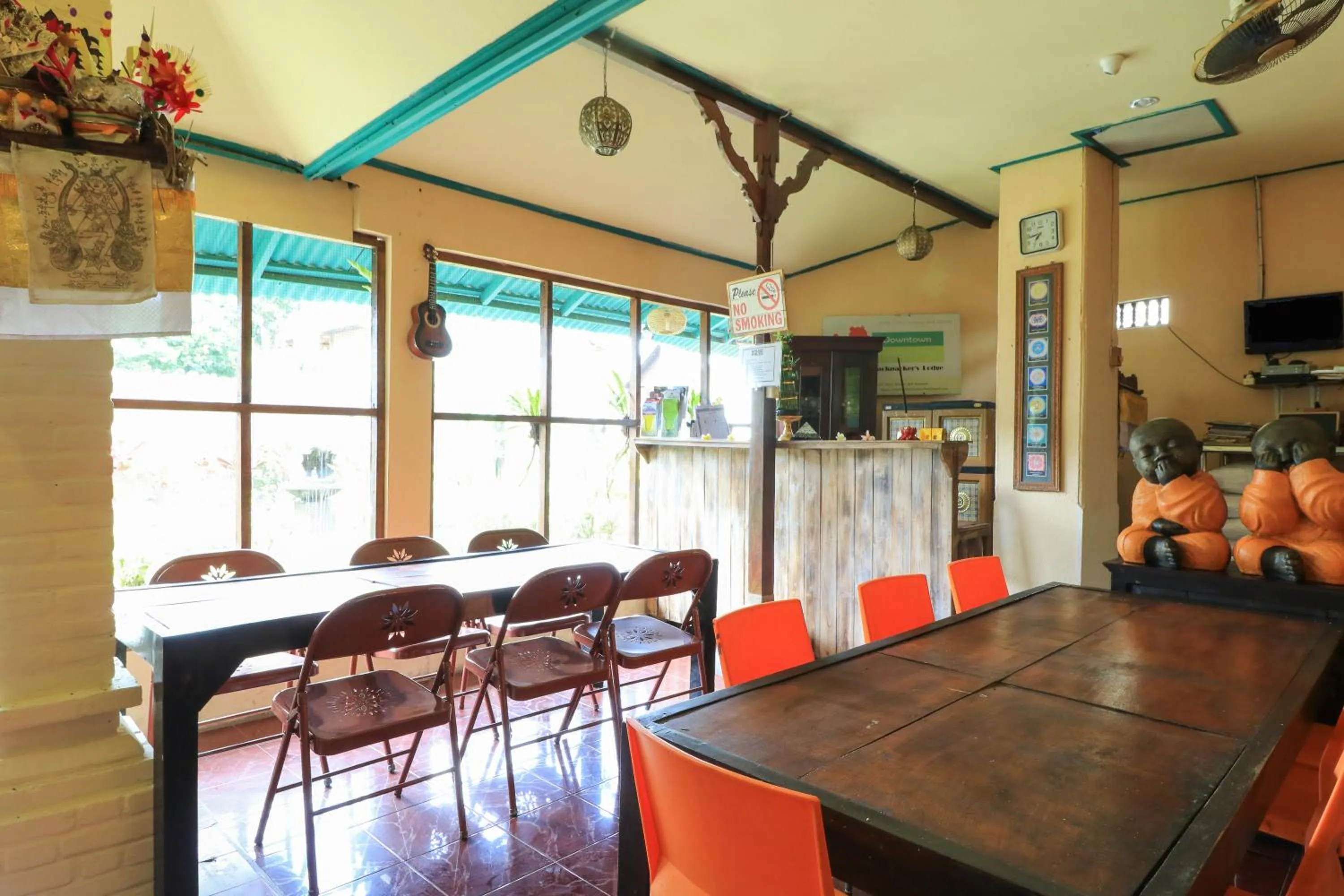 Lounge or bar in Downtown Monkey Forest Hostel