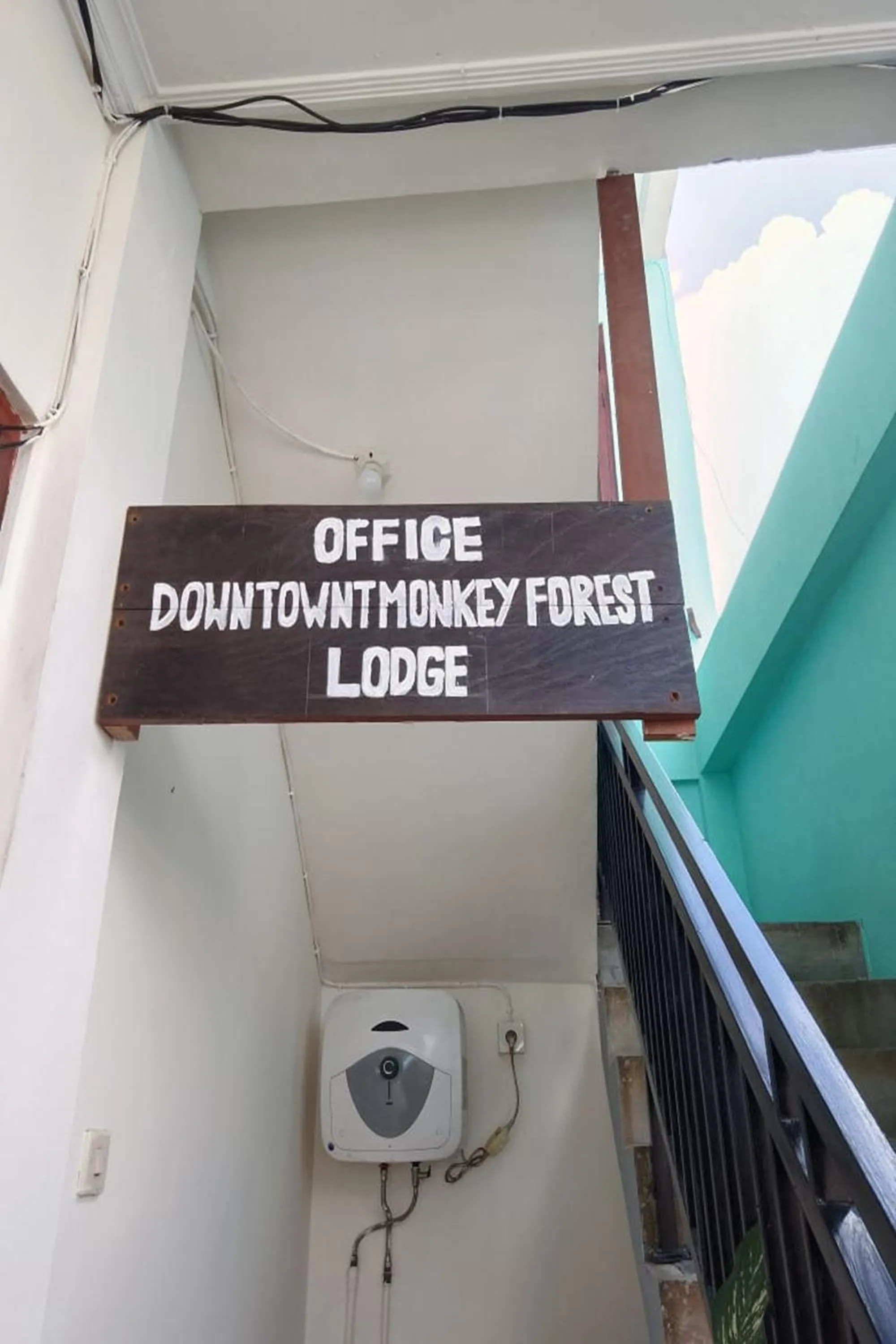 Facade/entrance in Downtown Monkey Forest Hostel