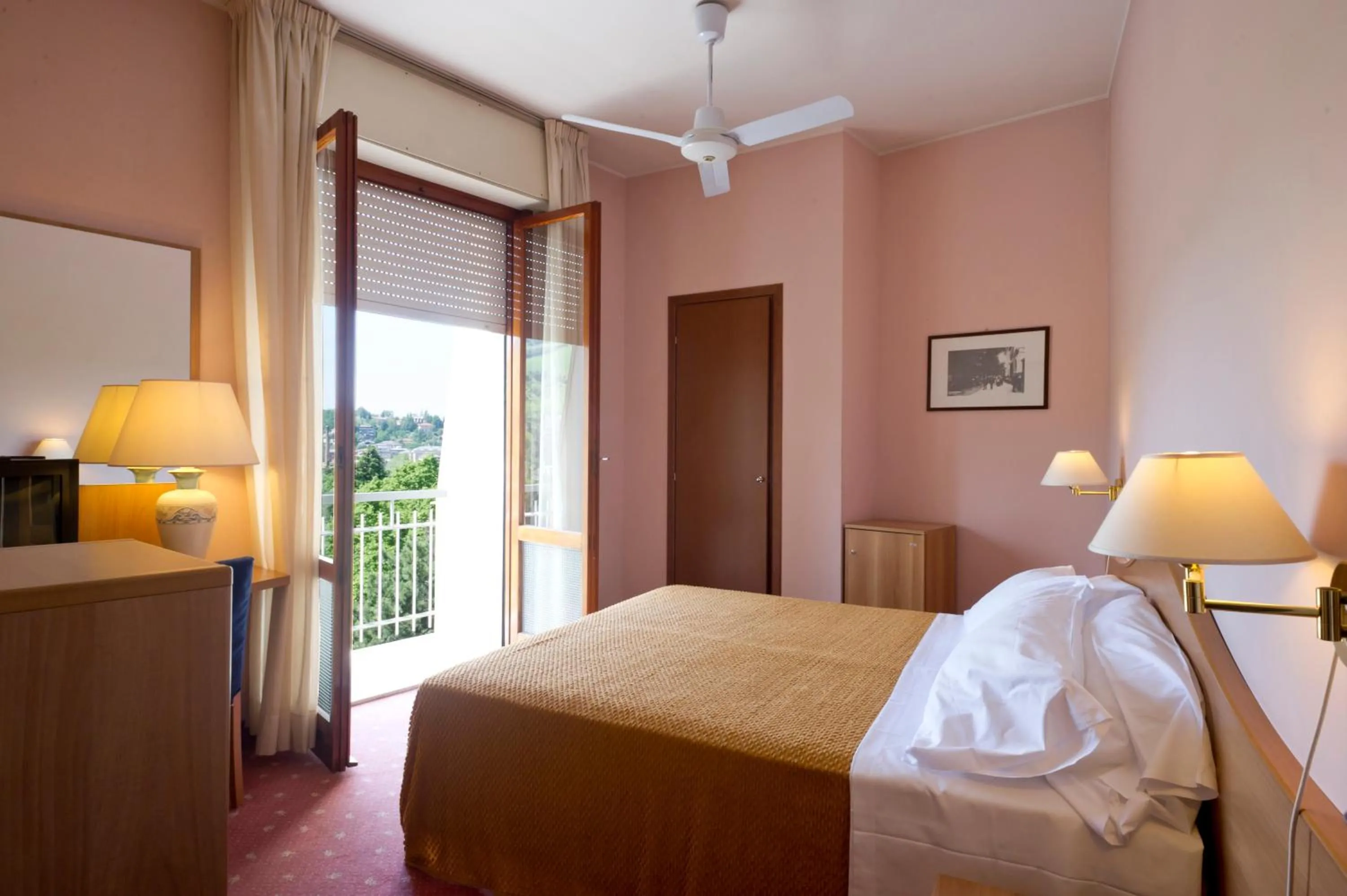 Photo of the whole room in Hotel Gloria