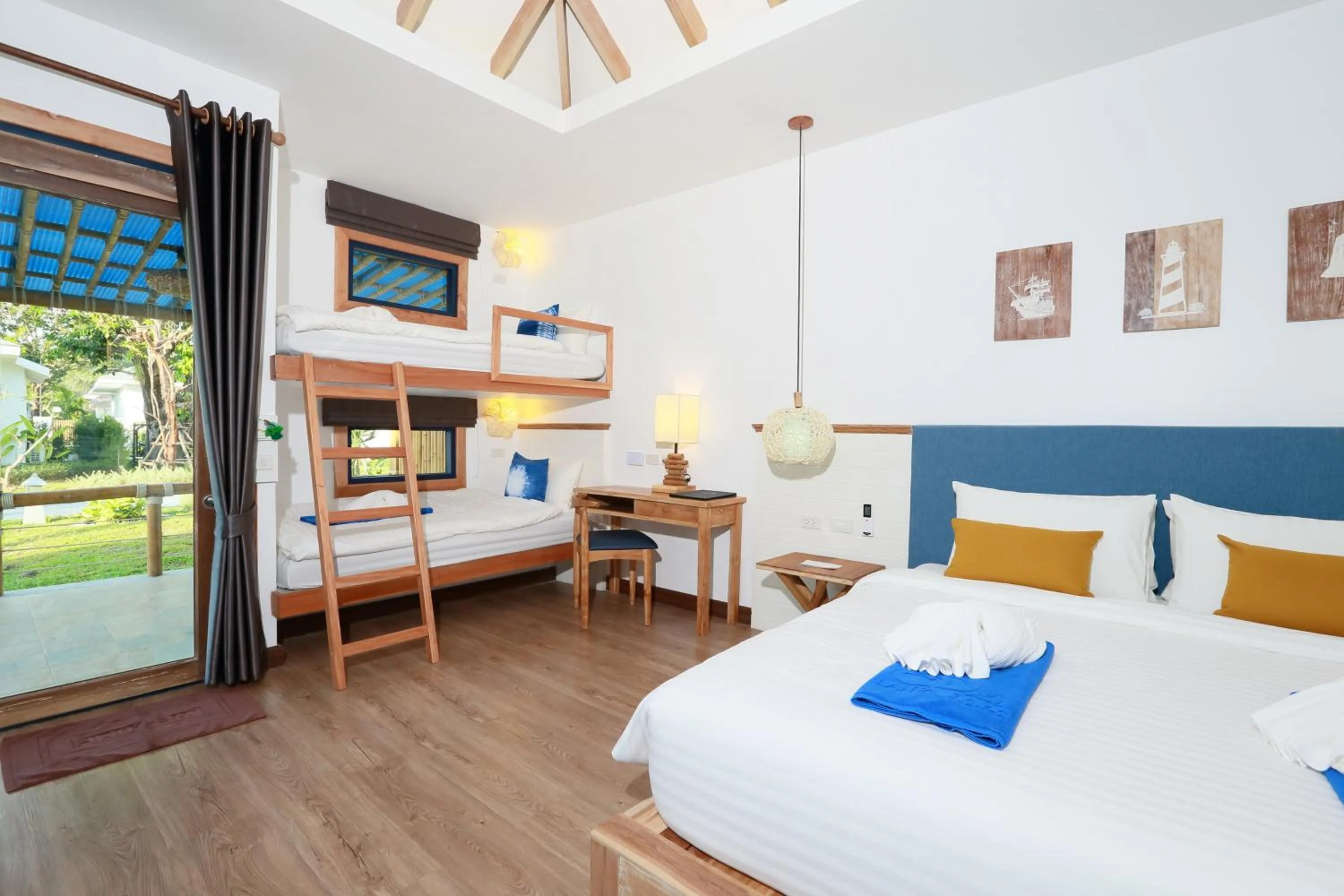 Photo of the whole room, Bed in Lanta Casa Blanca