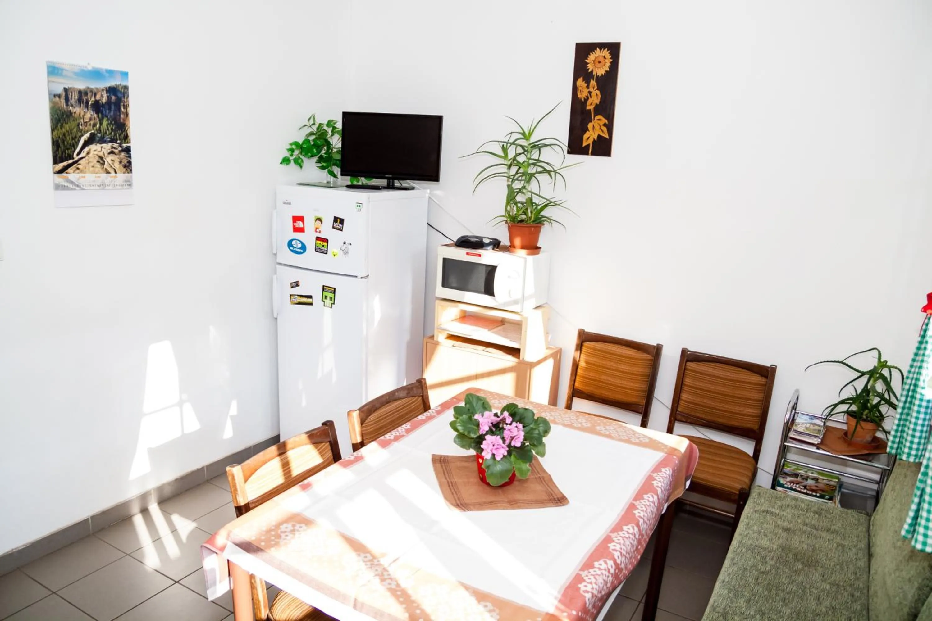 Communal kitchen in Turisticka ubytovna Cakle