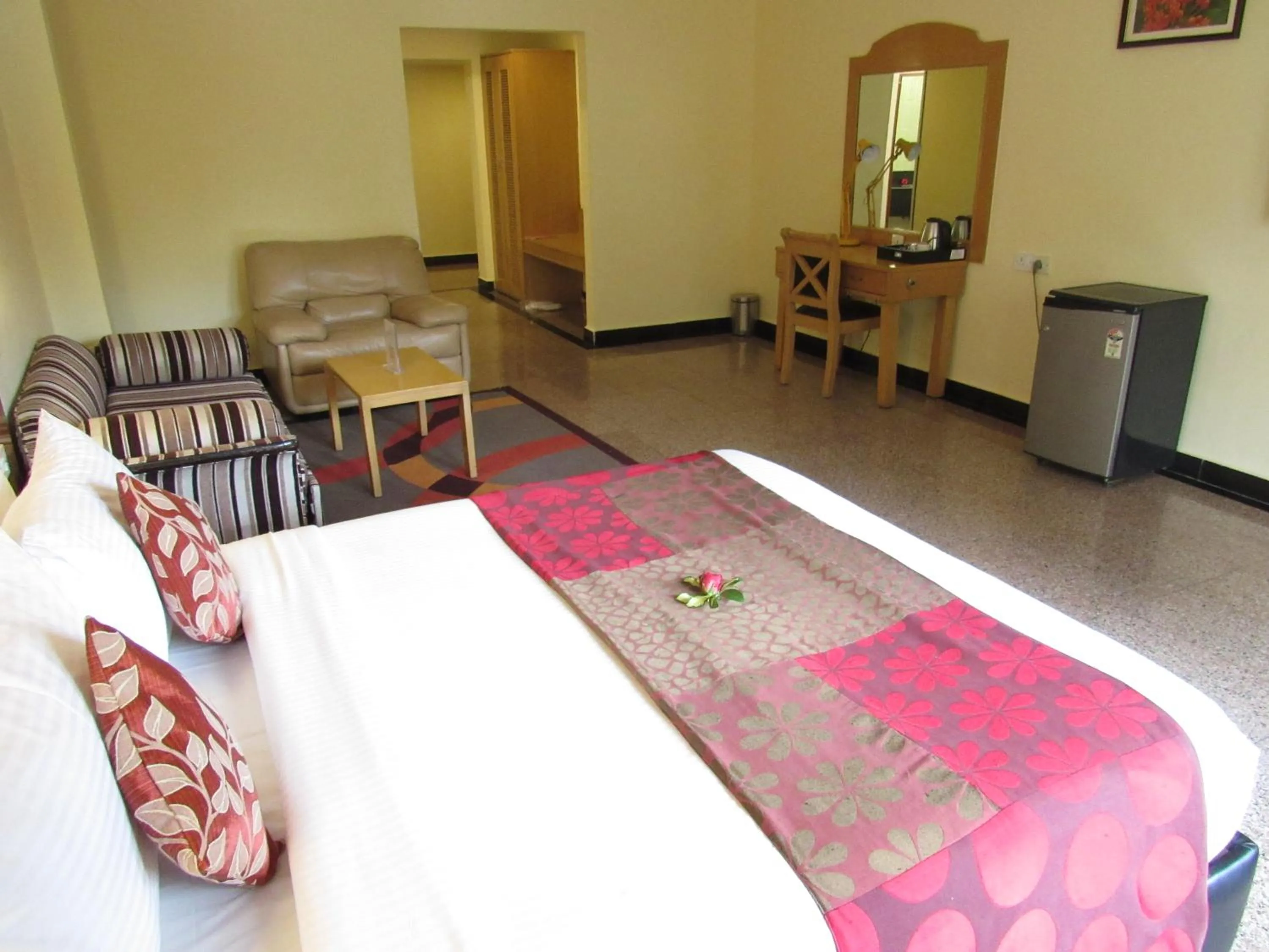 Photo of the whole room, Bed in Ramanashree California Resort