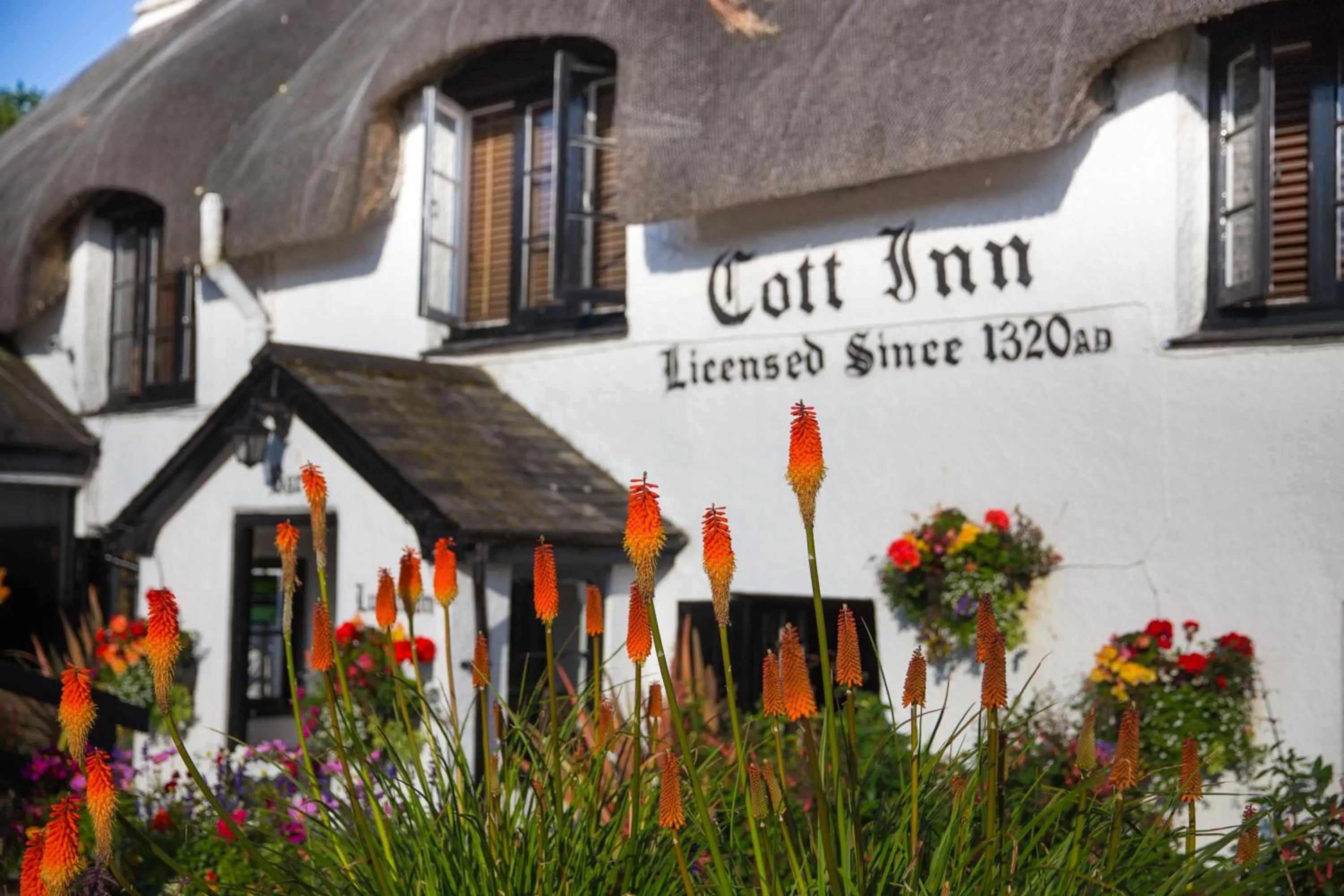 Facade/entrance in The Cott Inn