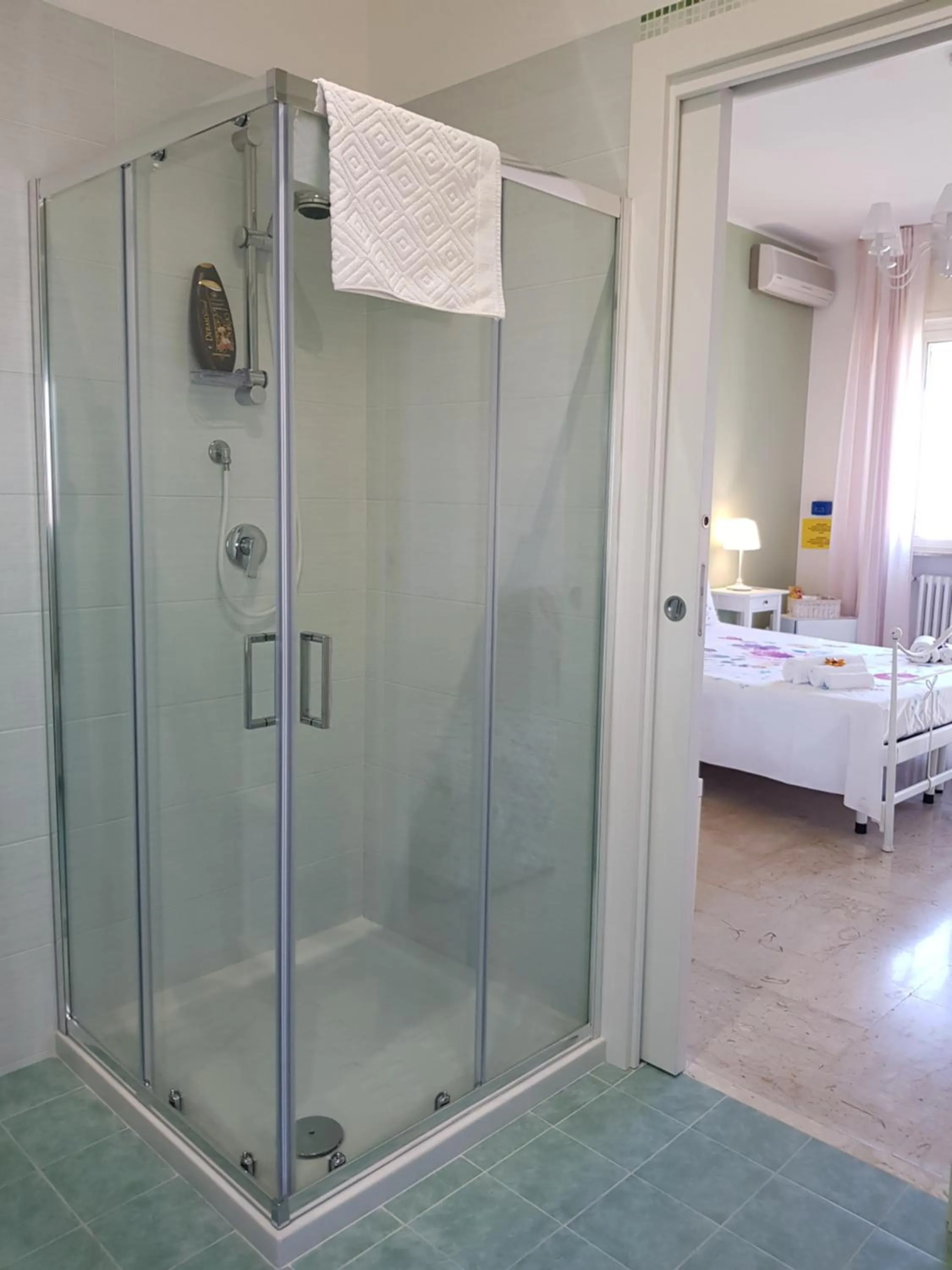 Shower, Bed in Tanzi Home