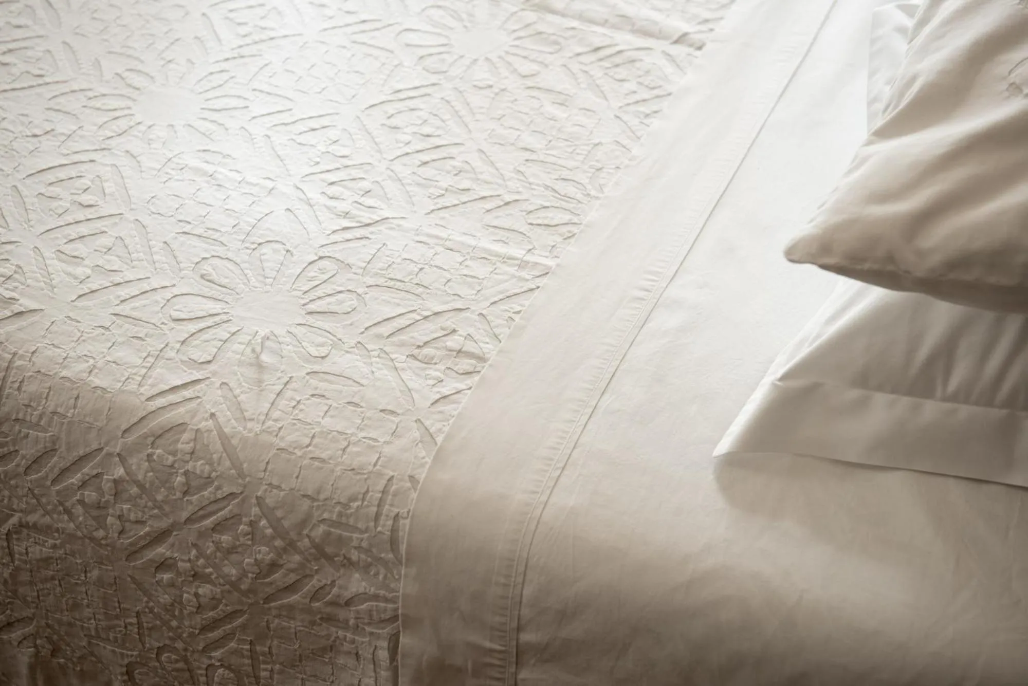 Bed in Palm Gallery Hotel