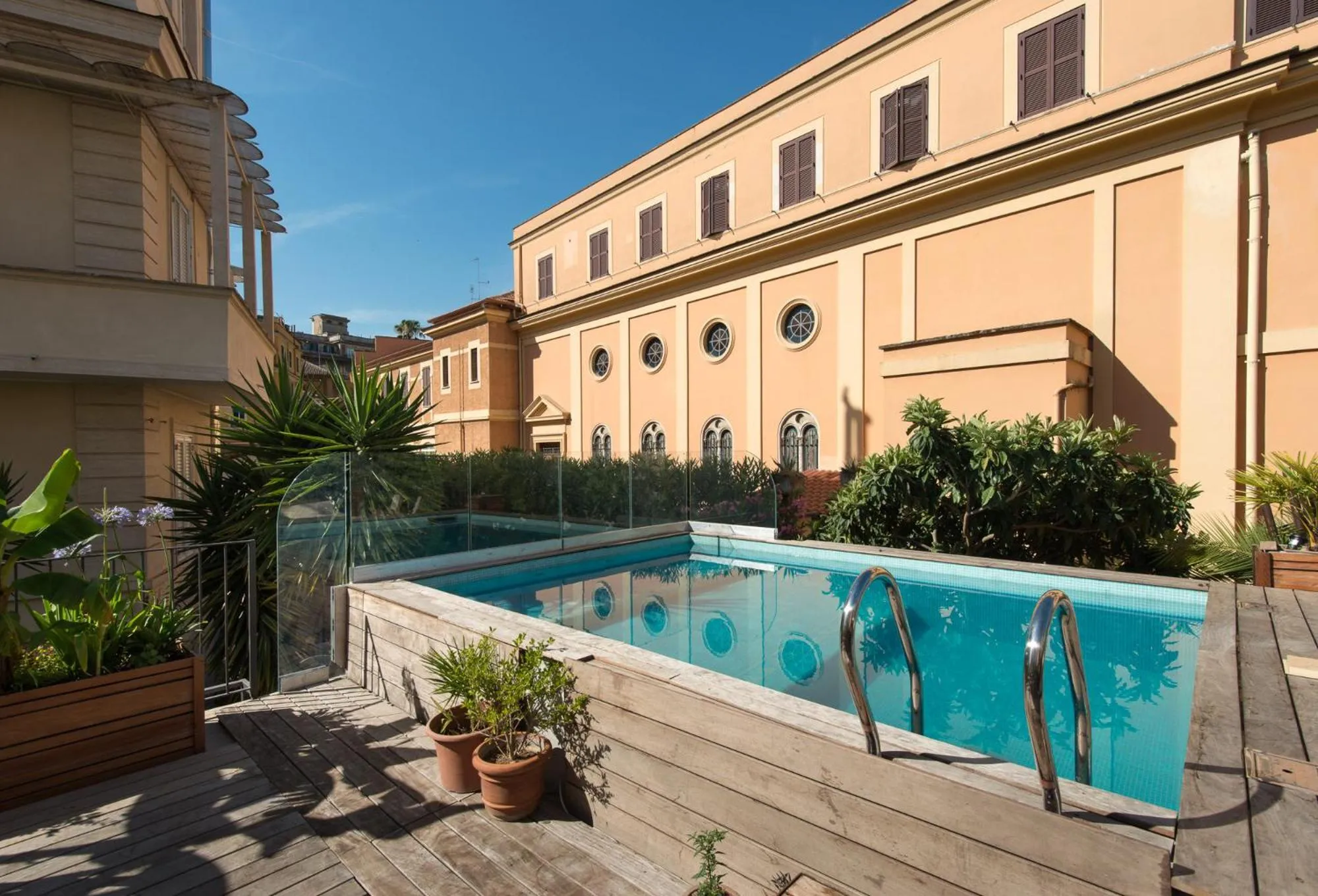 Swimming pool in Palm Gallery Hotel