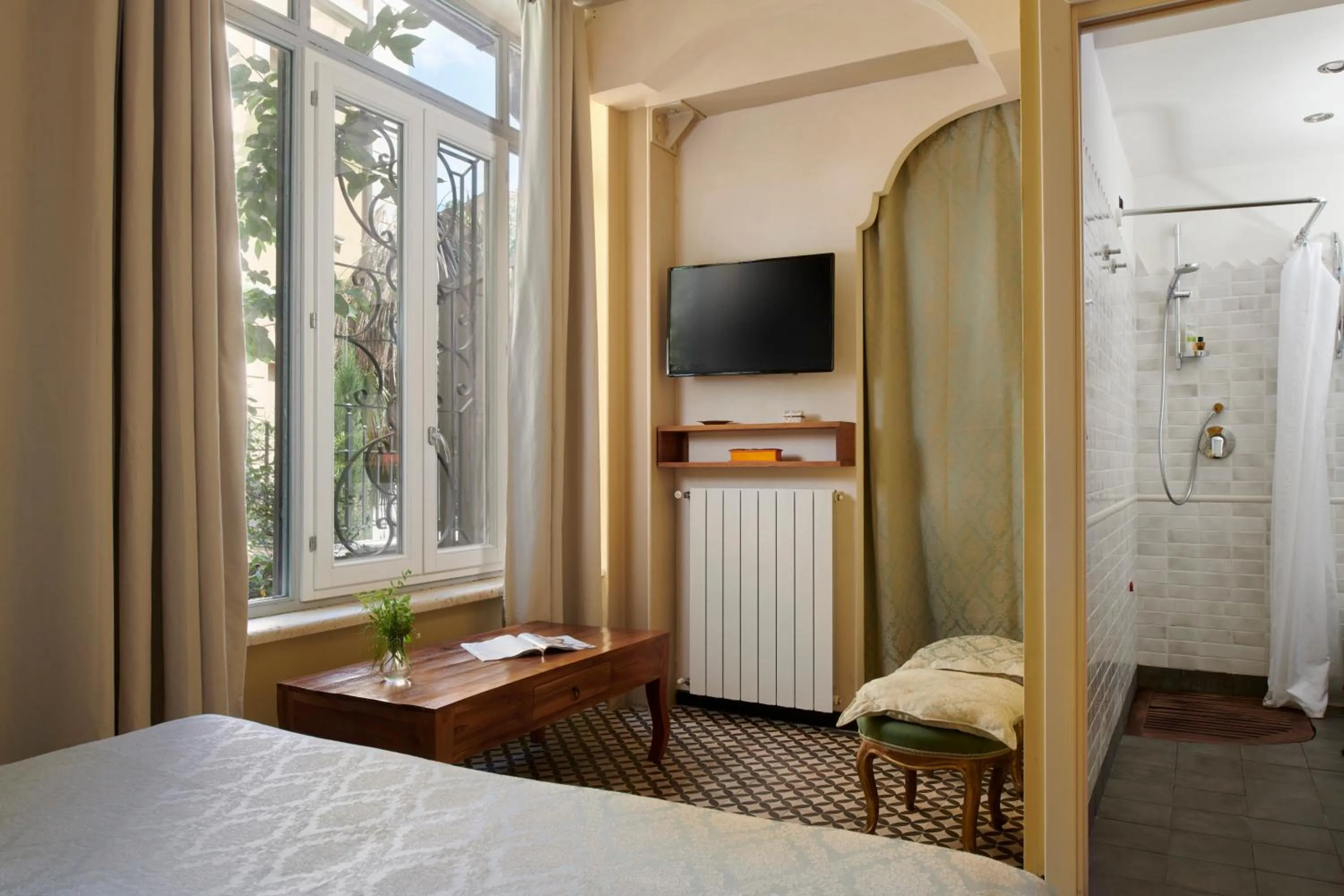 Bedroom, Bed in Palm Gallery Hotel