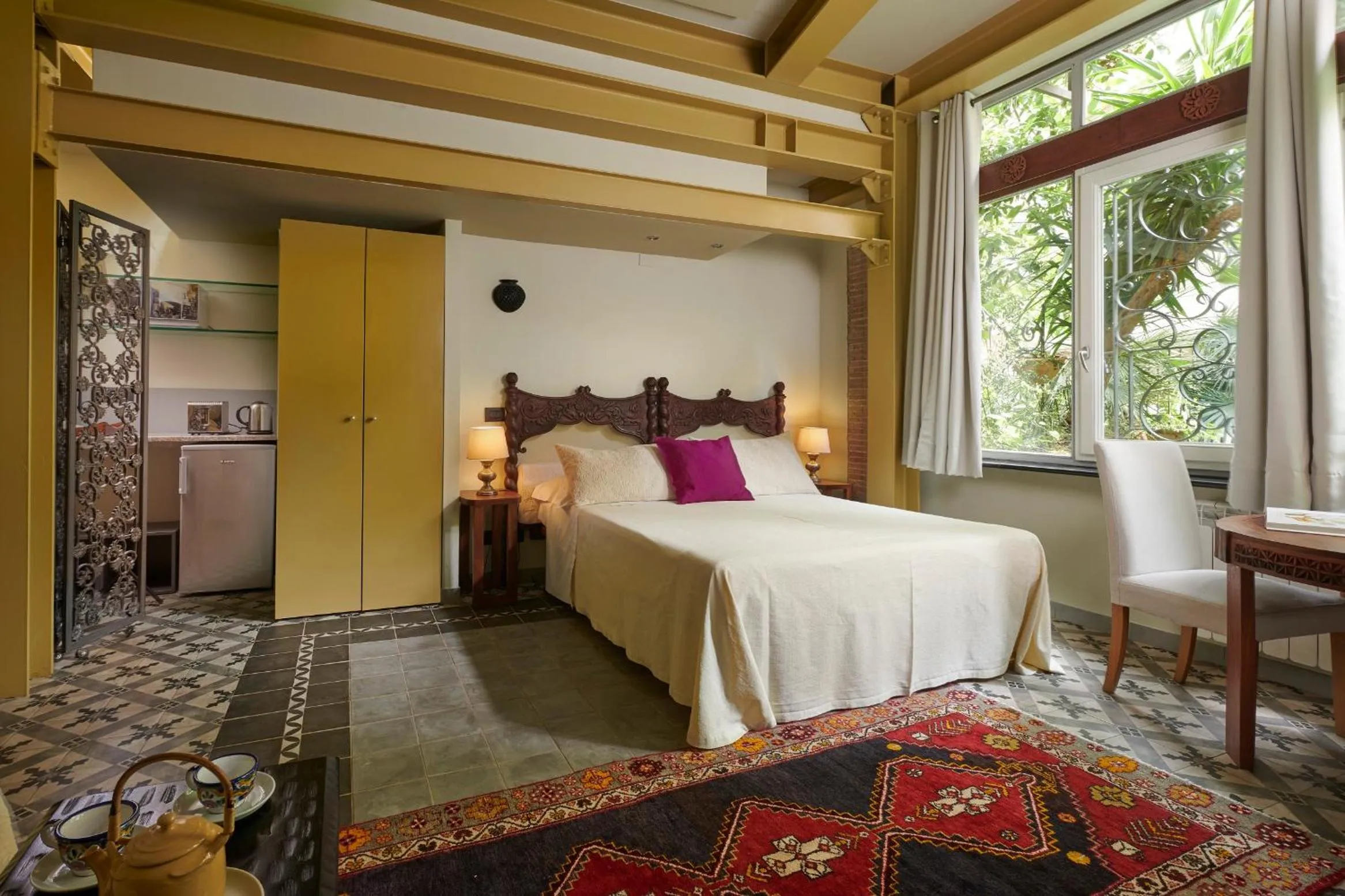 Bedroom, Bed in Palm Gallery Hotel