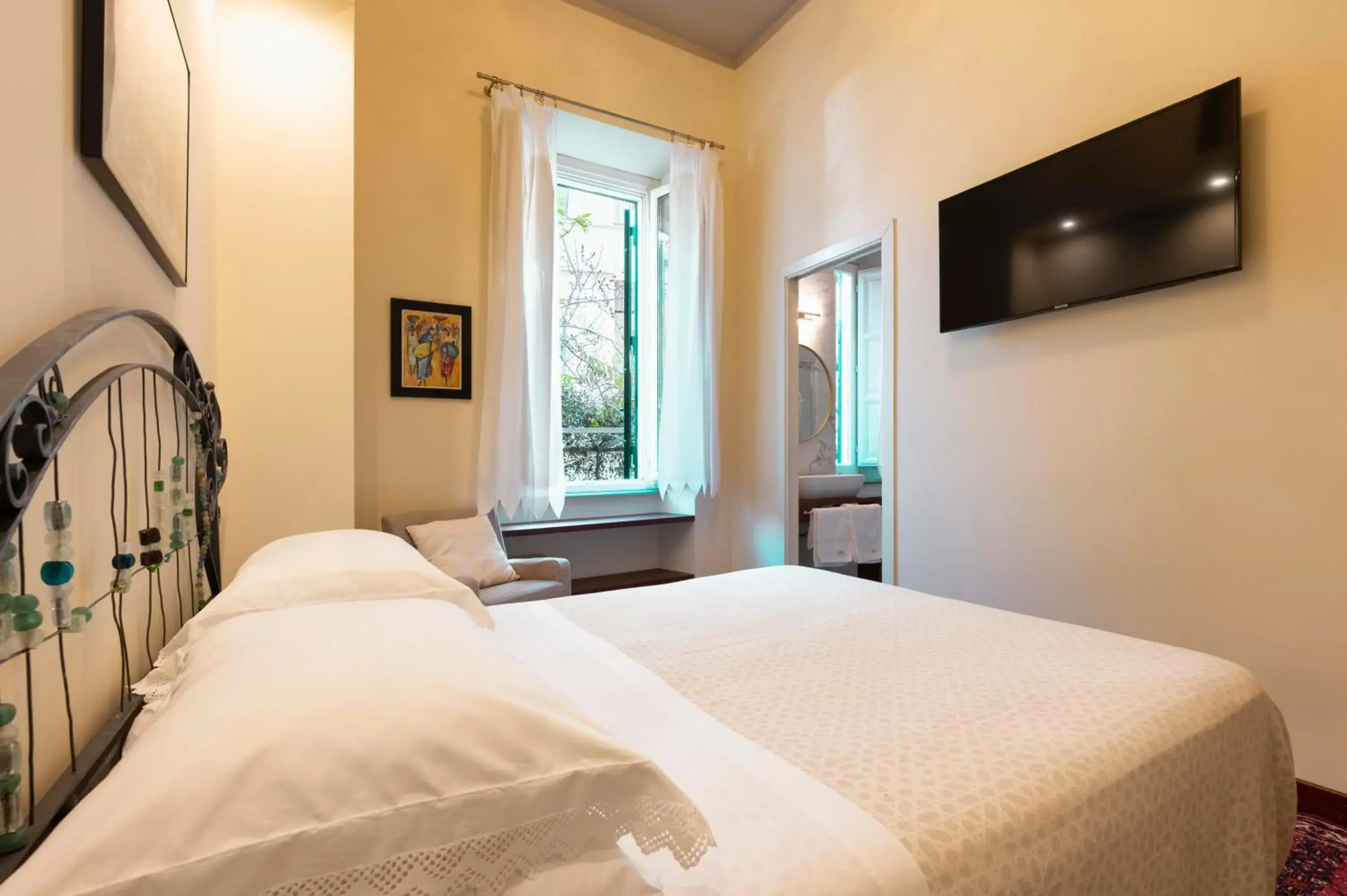 Standard King Room - single occupancy in Palm Gallery Hotel Standard King Room - single occupancy in Palm Gallery Hotel