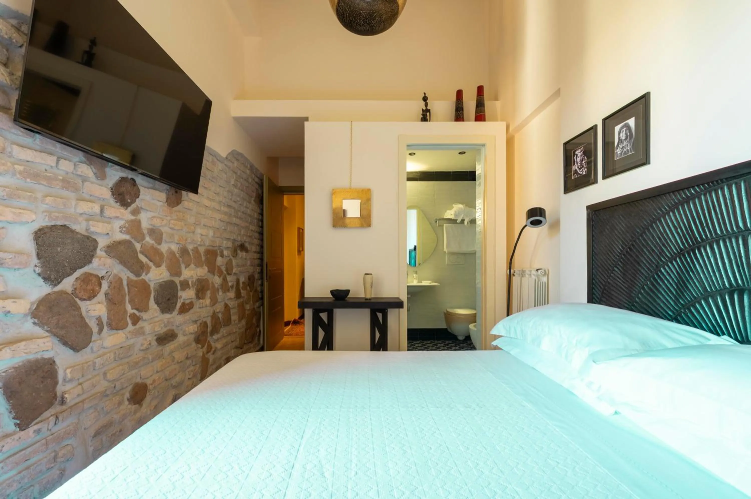 Bedroom, Bed in Palm Gallery Hotel