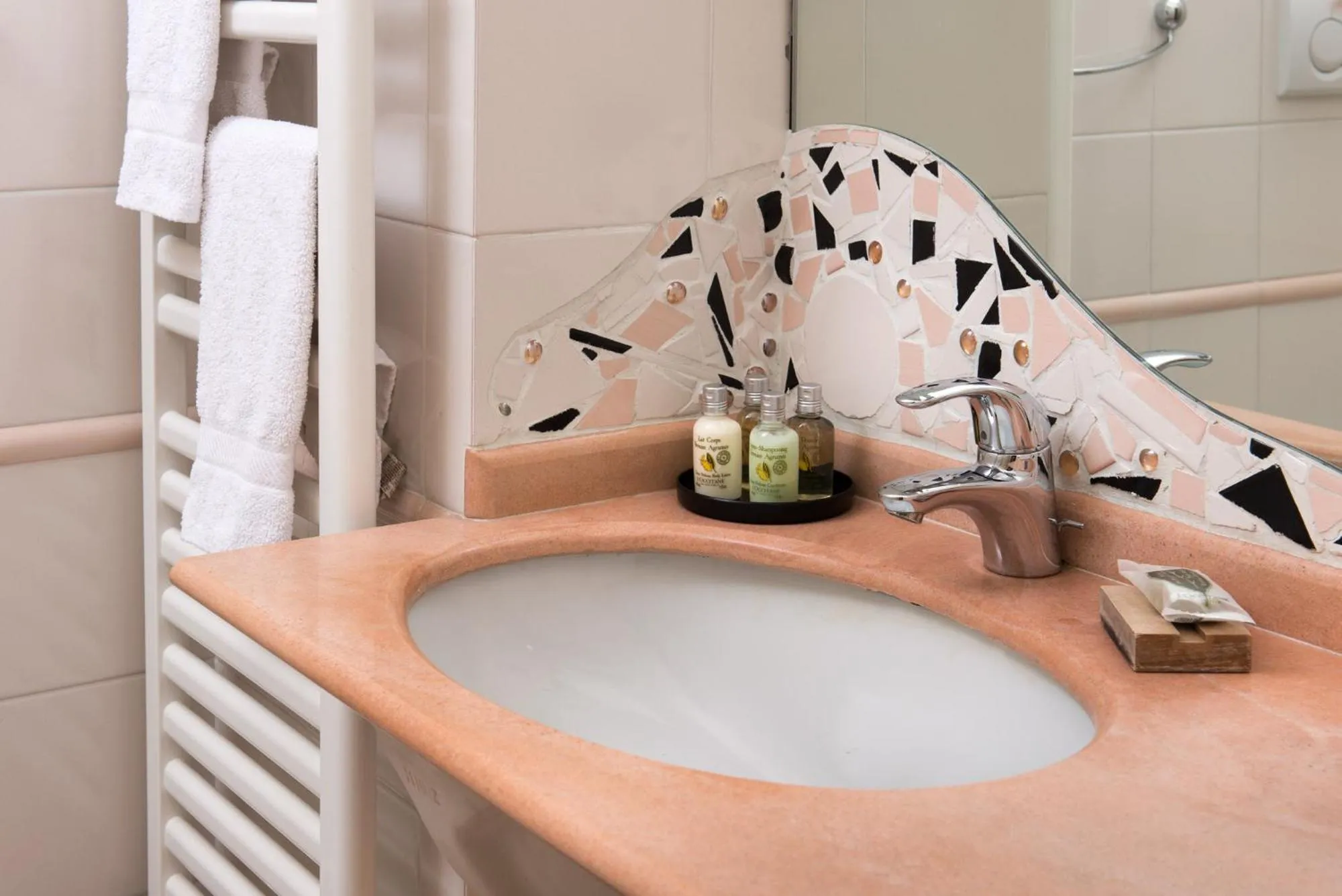 Bathroom in Palm Gallery Hotel