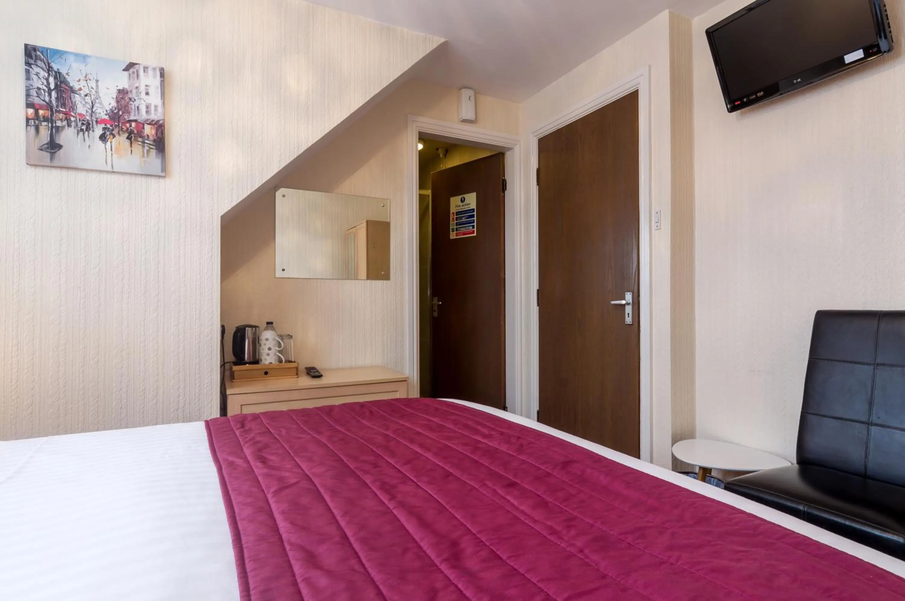 Coffee/tea facilities in Stoneleigh Hotel