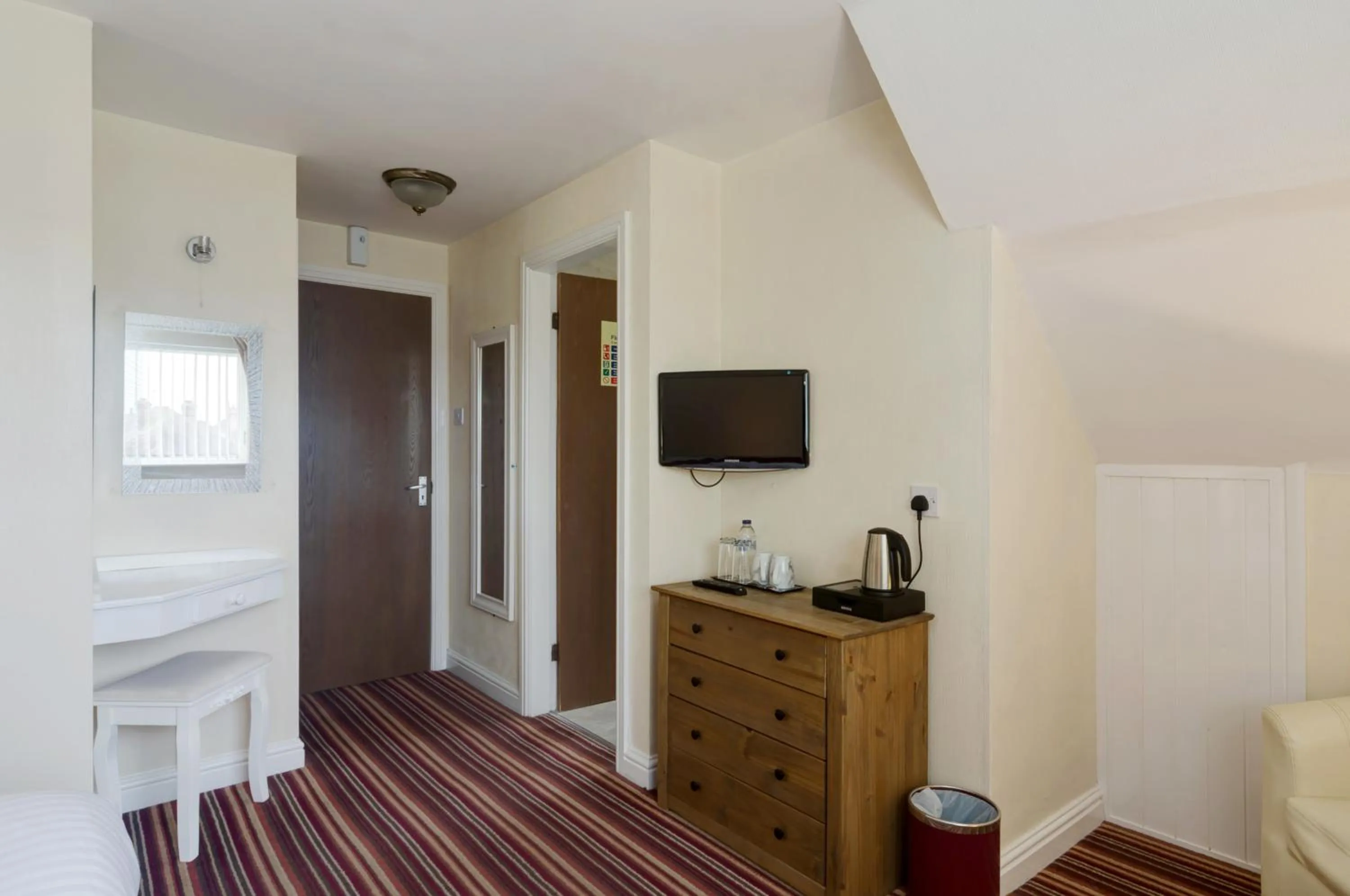 Coffee/tea facilities in Stoneleigh Hotel