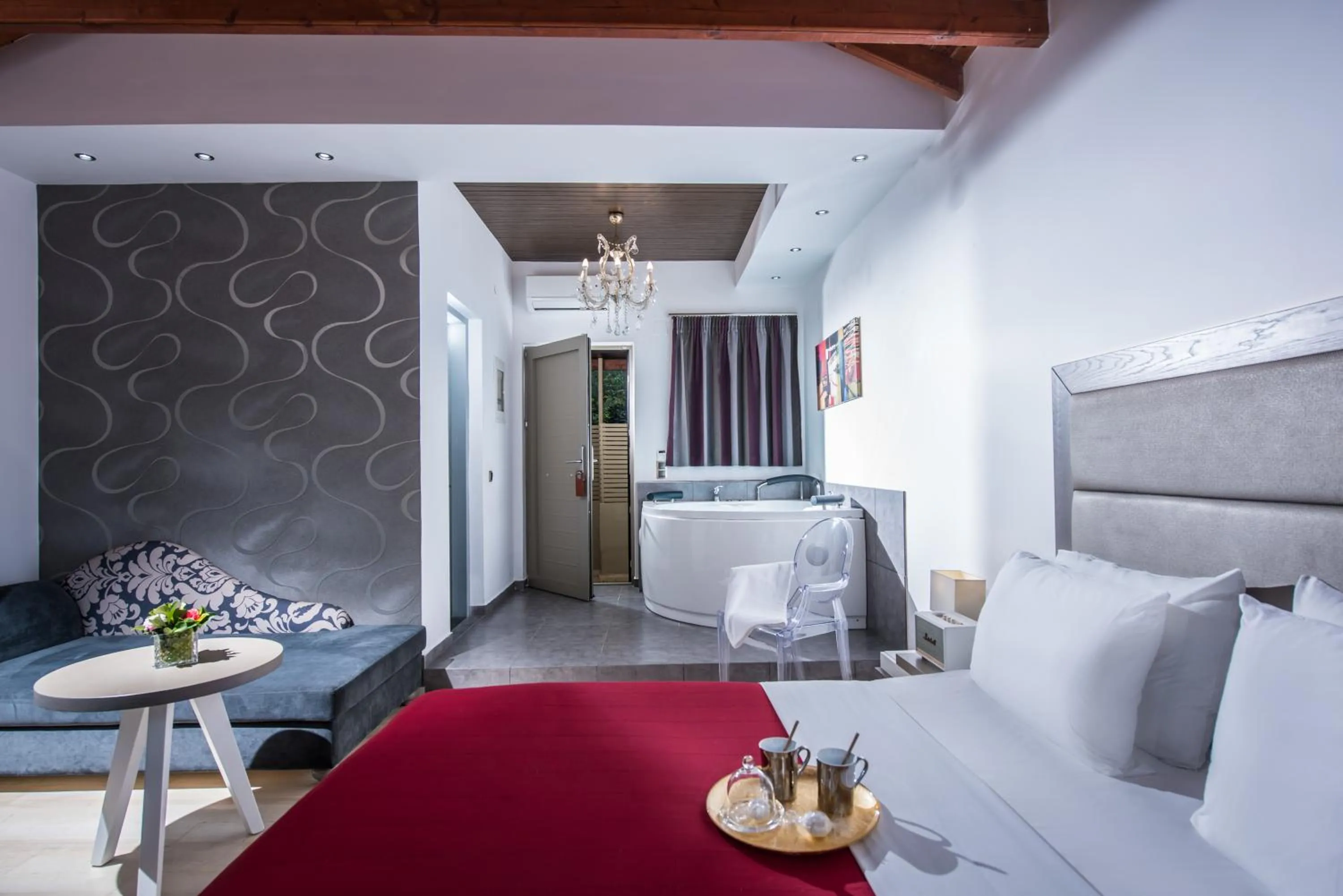 Deluxe Junior Suite with Sea View and Spa Bath in Happy Cretan Suites