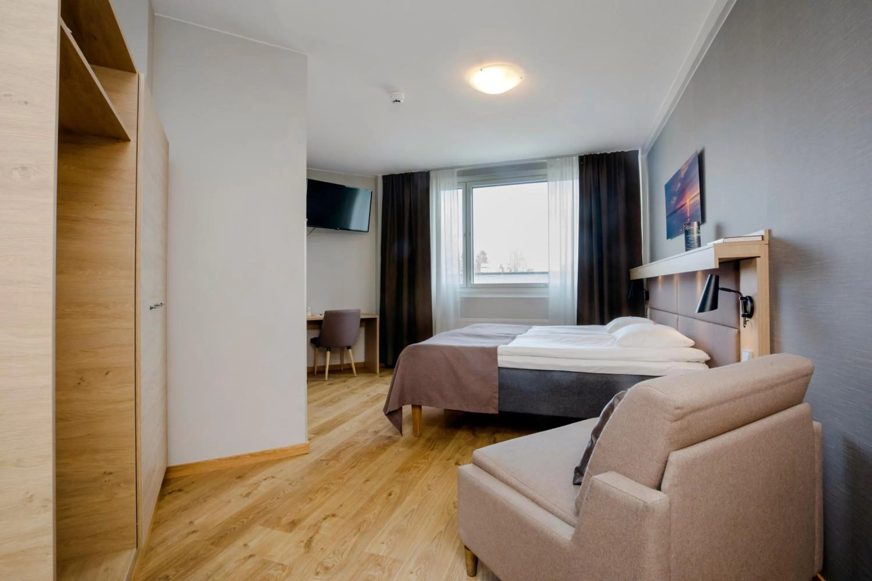 Photo of the whole room, Bed in Hotelli Toivola