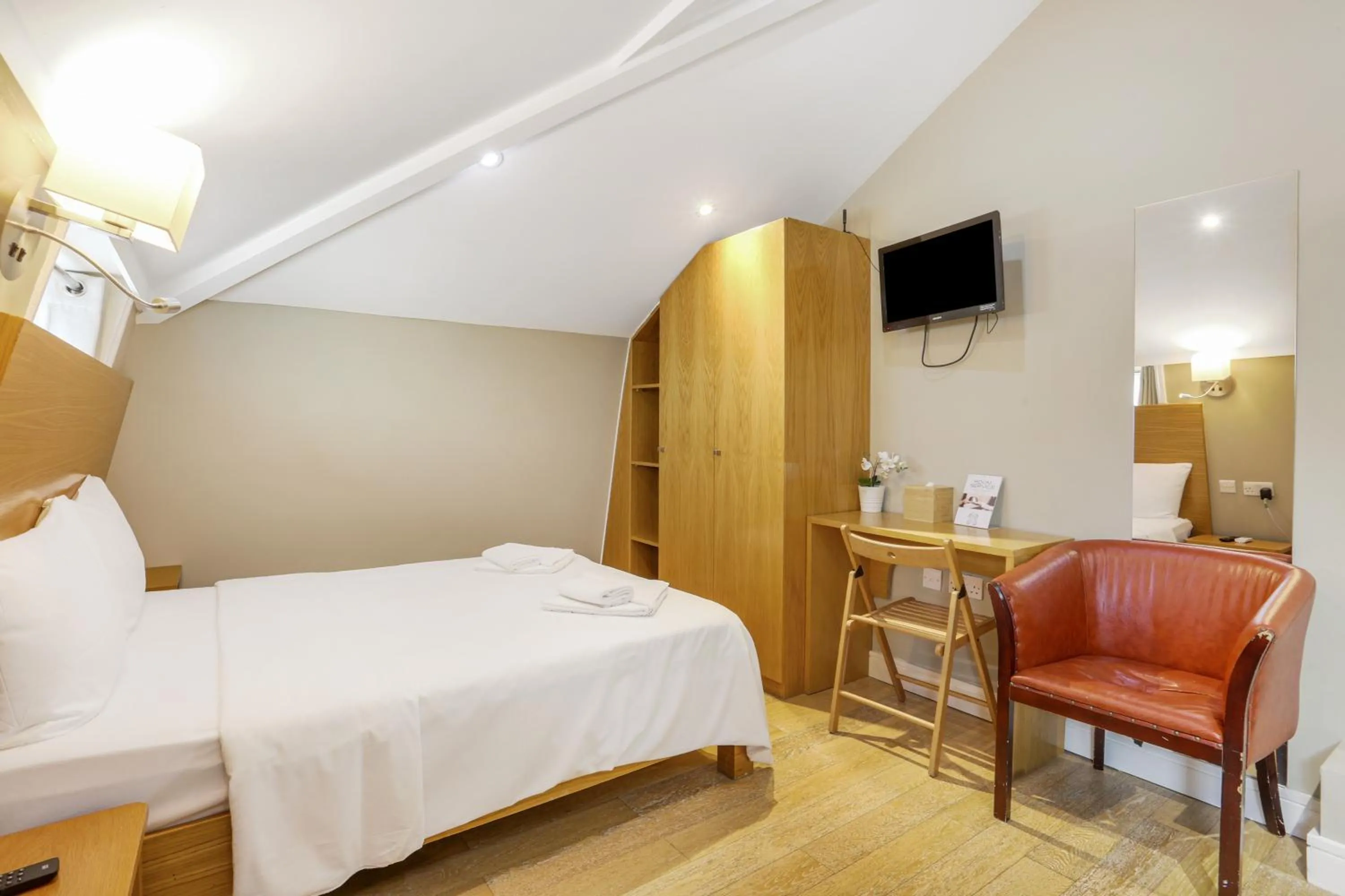 Bedroom, Bed in BeiRoom Hyde Park Apartments