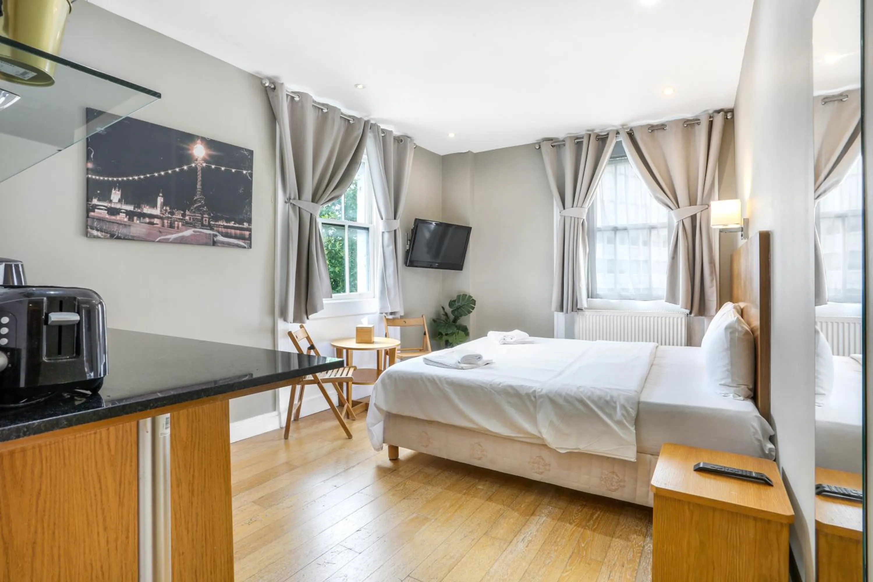 Bedroom, Bed in BeiRoom Hyde Park Apartments