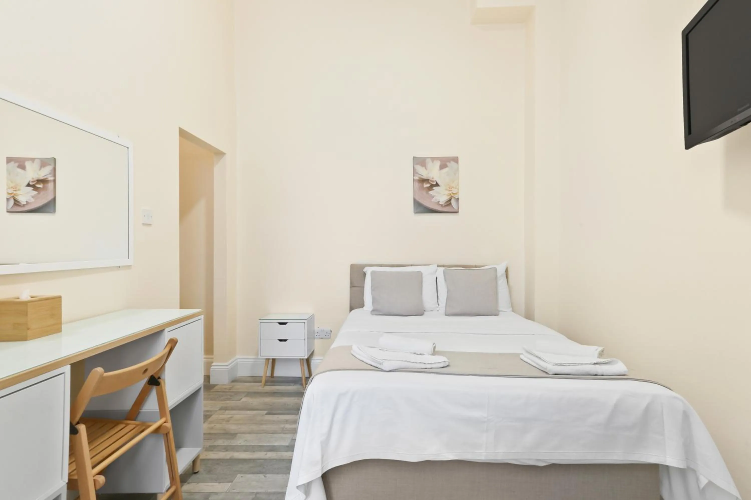 Bedroom, Bed in BeiRoom Hyde Park Apartments