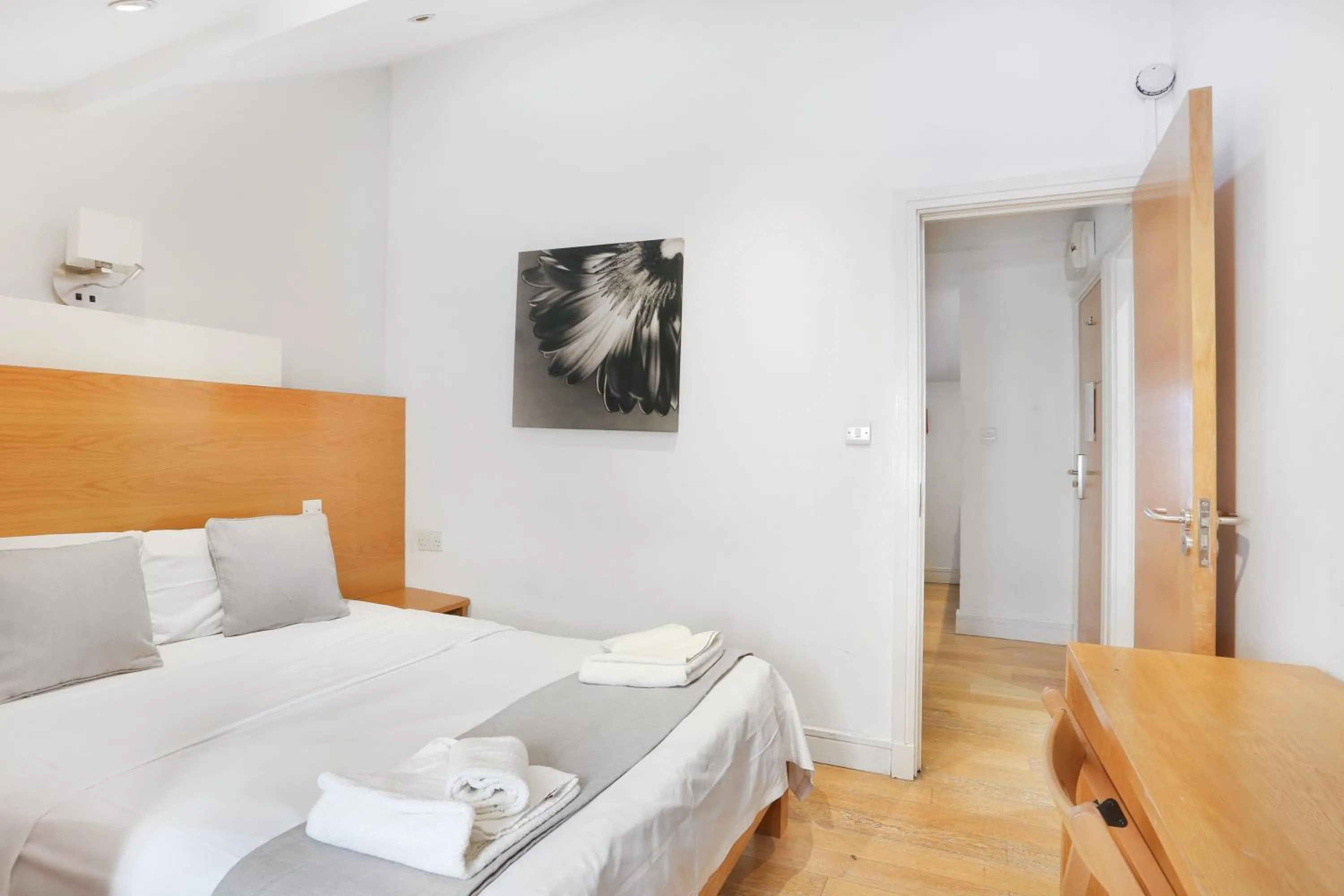 Bedroom, Bed in BeiRoom Hyde Park Apartments