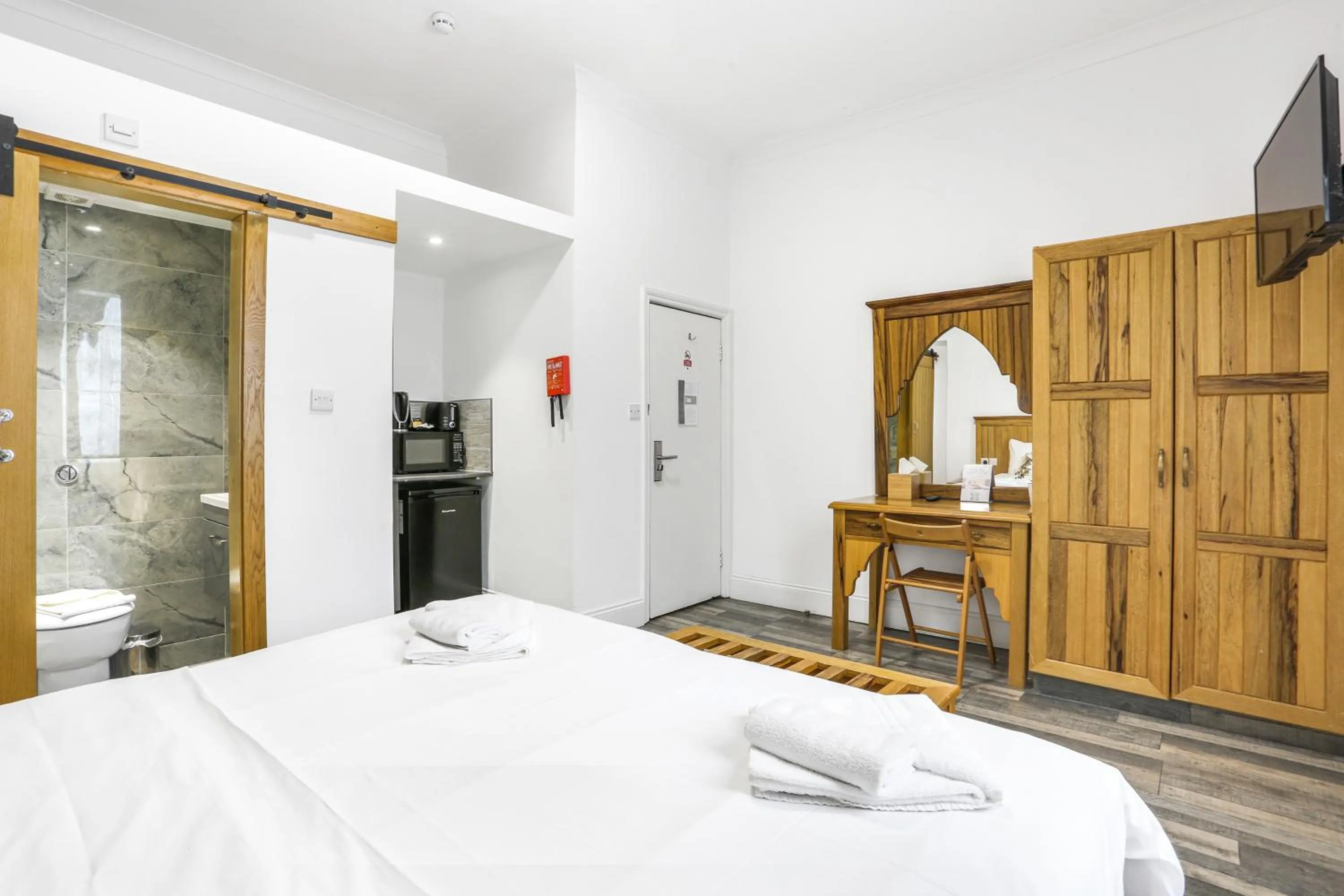 wardrobe, Bed in BeiRoom Hyde Park Apartments