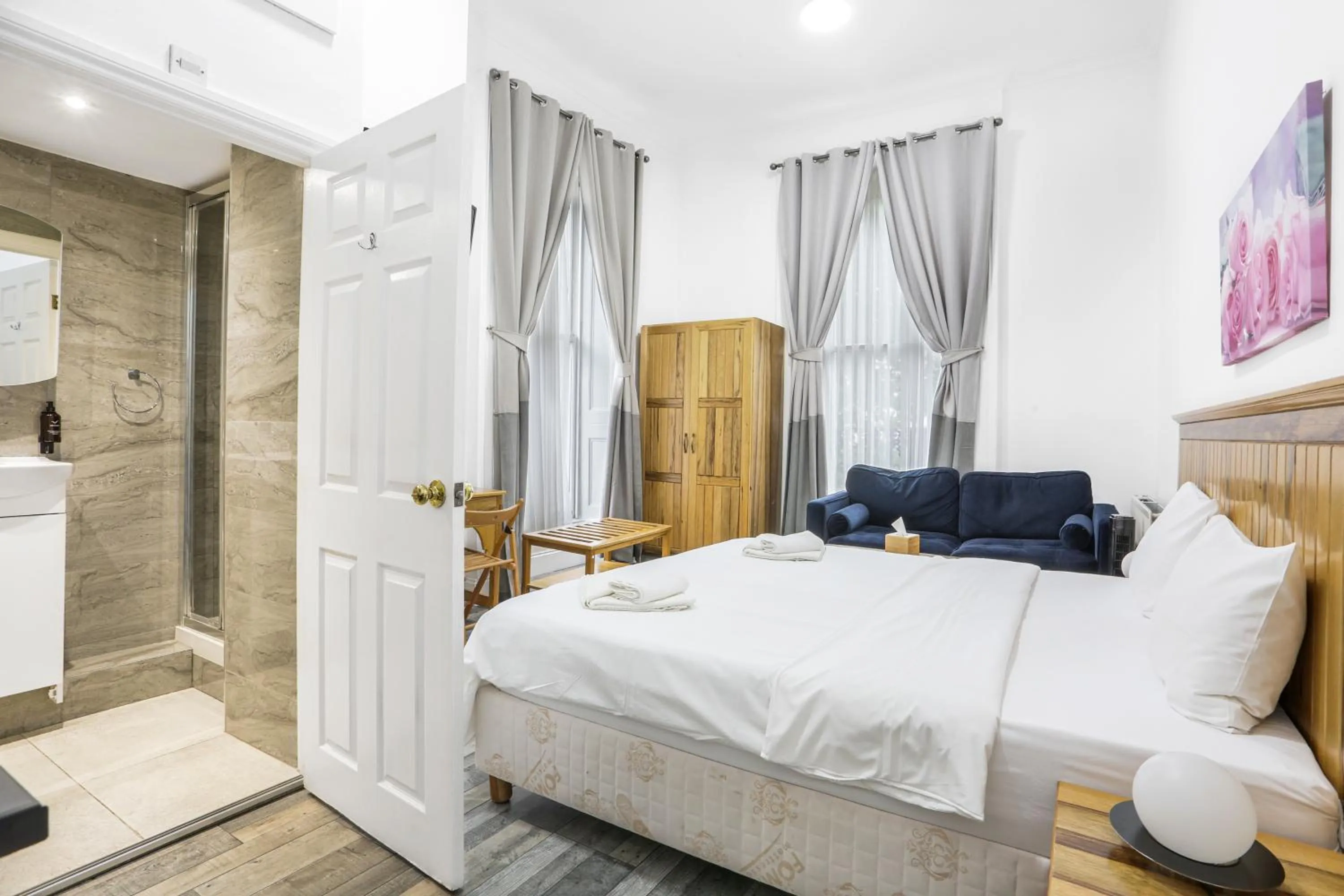 Bedroom, Bed in BeiRoom Hyde Park Apartments