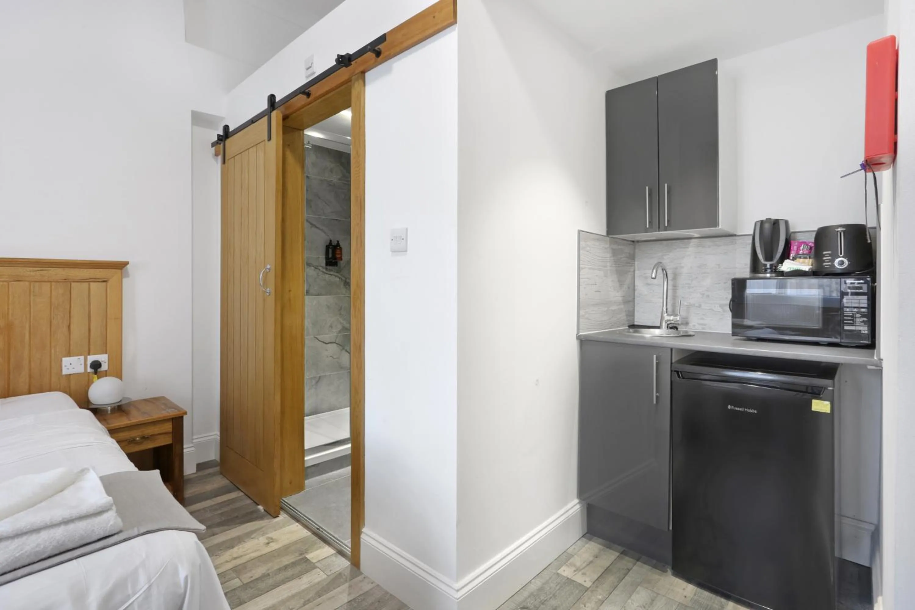 Kitchen or kitchenette, Bed in BeiRoom Hyde Park Apartments