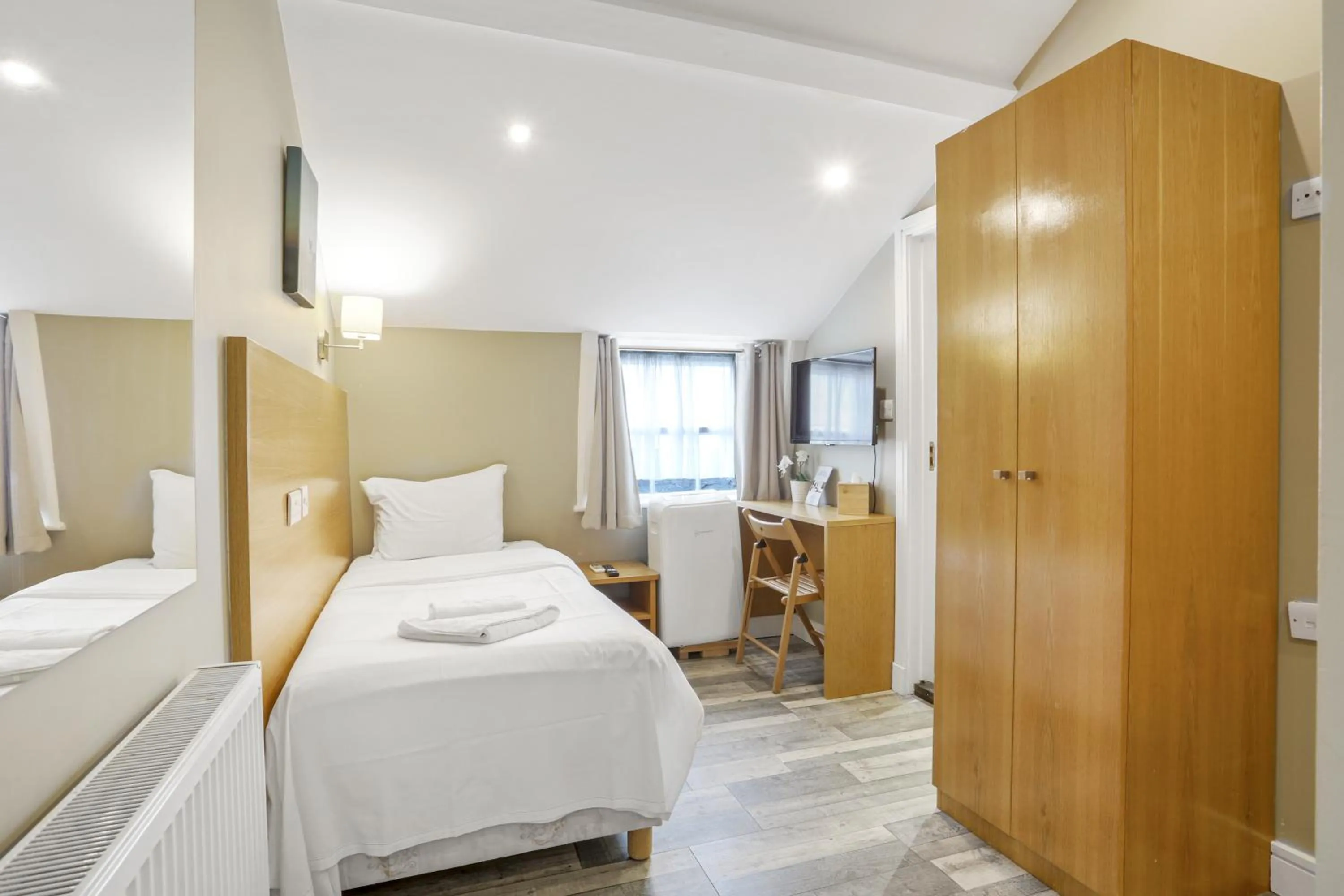 Bedroom, Bed in BeiRoom Hyde Park Apartments