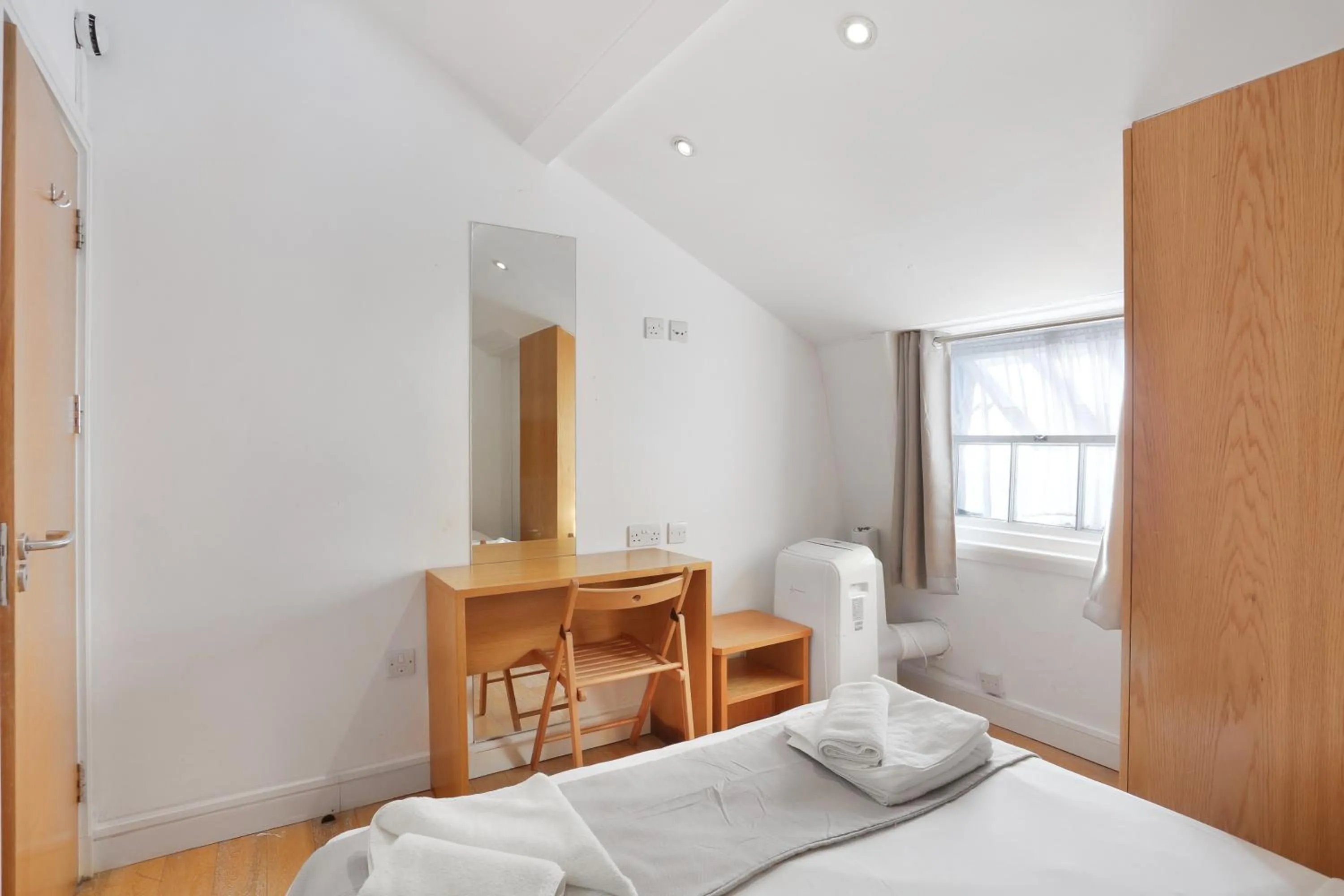 Bedroom, Bed in BeiRoom Hyde Park Apartments