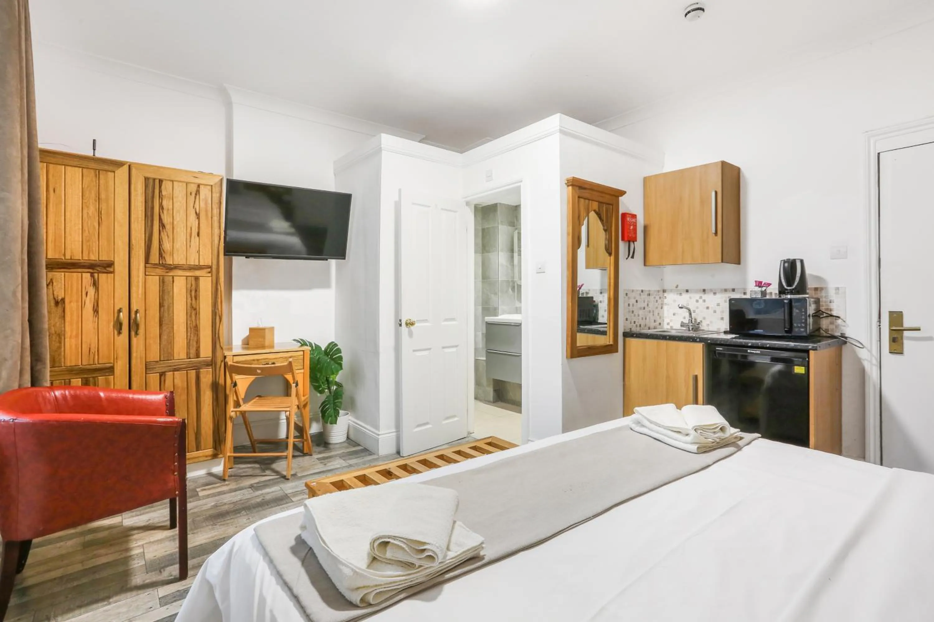 Kitchen or kitchenette, Bed in BeiRoom Hyde Park Apartments